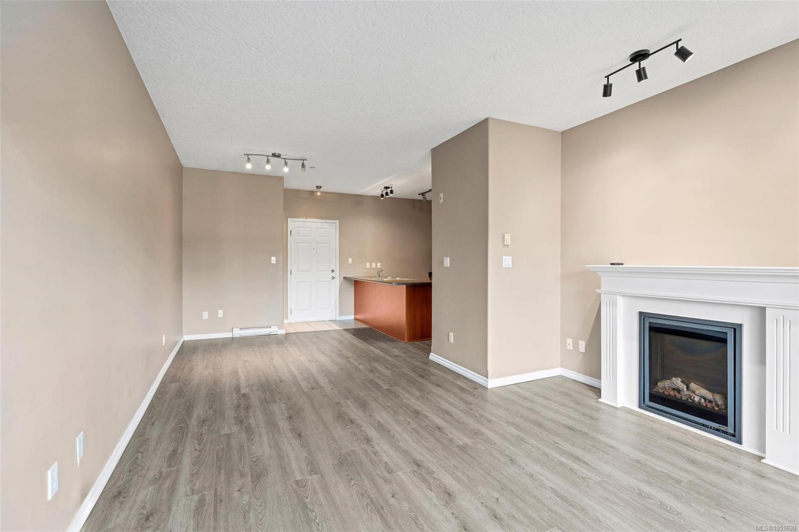 307-2823 Jacklin Rd — listing photo 9 of 32