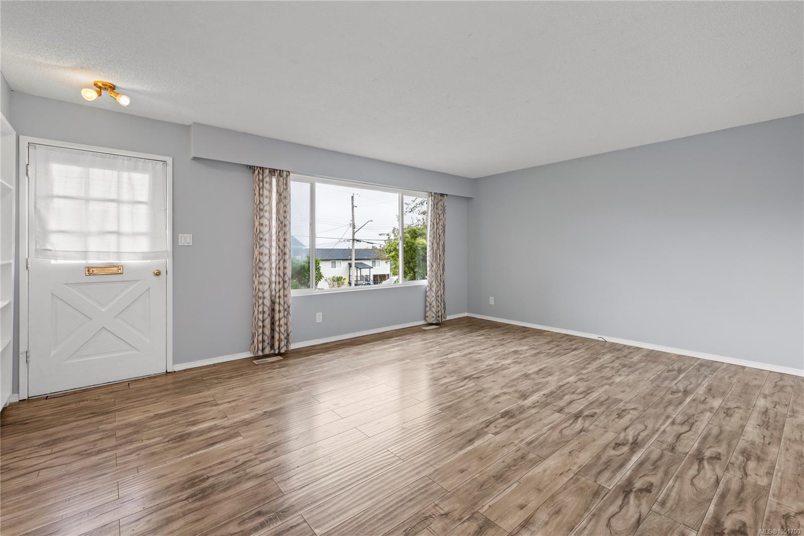 555 Weber St — listing photo 4 of 37