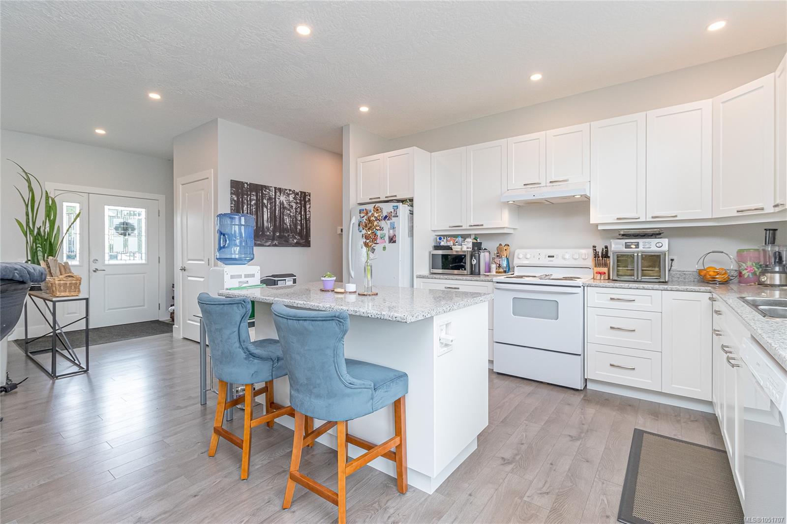 3205 Douglas St — listing photo 11 of 44