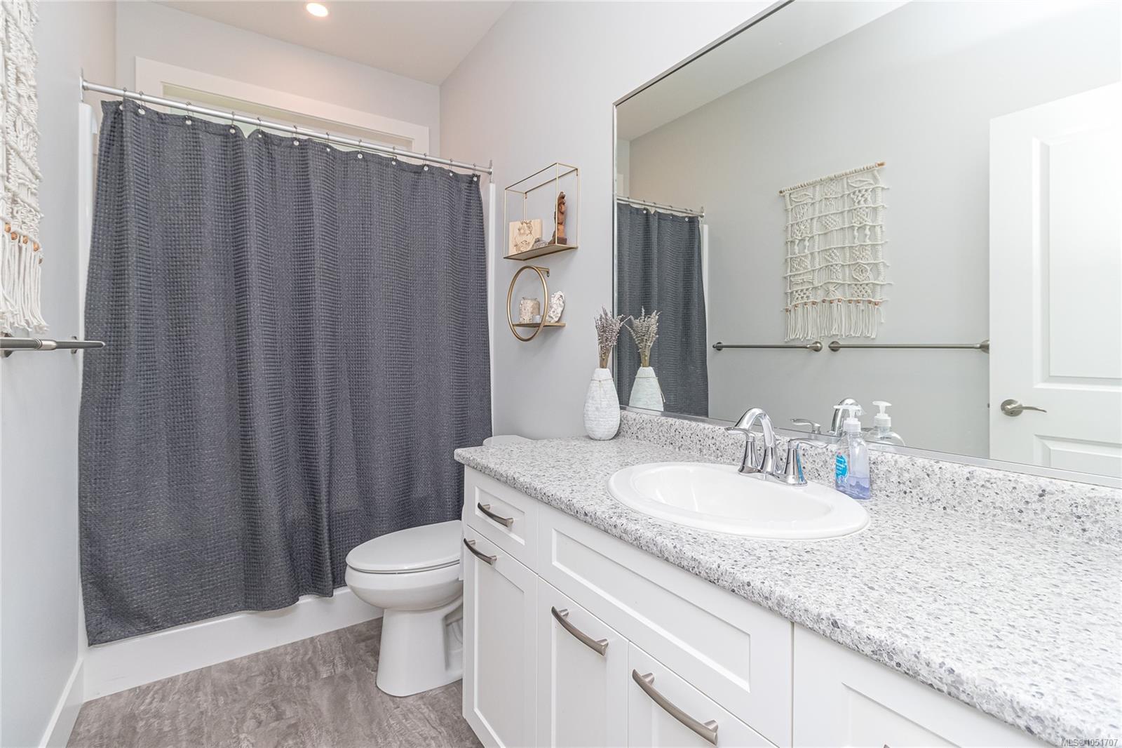 3205 Douglas St — listing photo 14 of 44