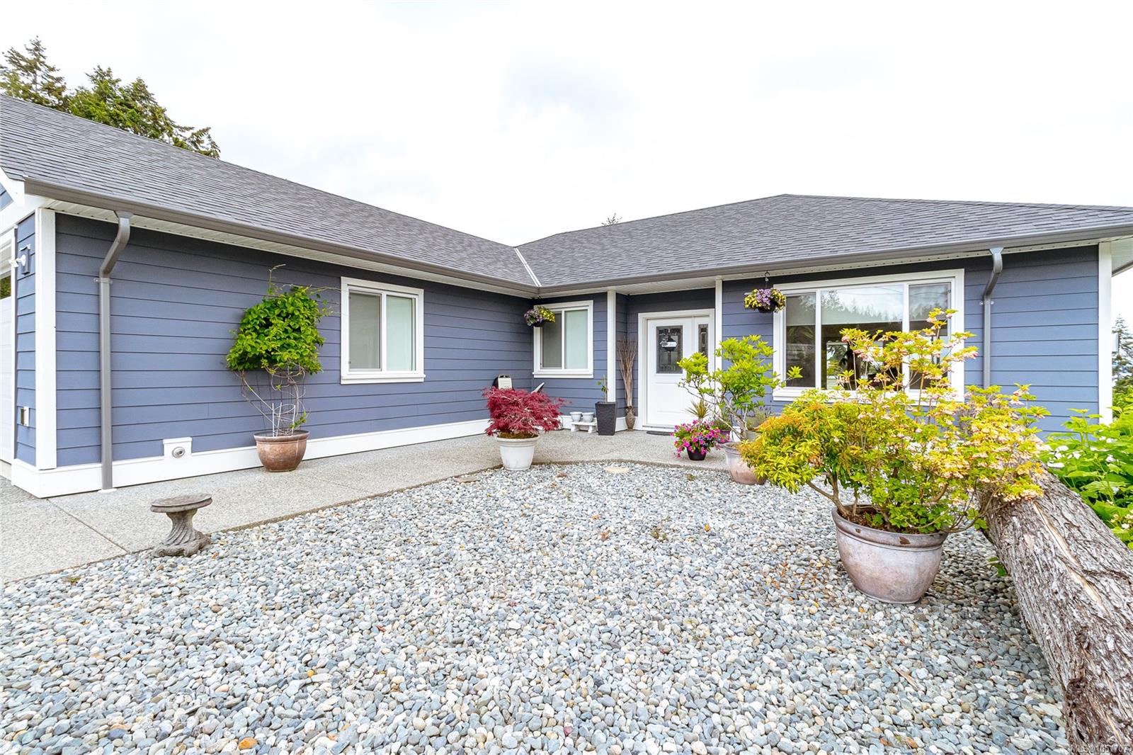 3205 Douglas St — listing photo 4 of 44