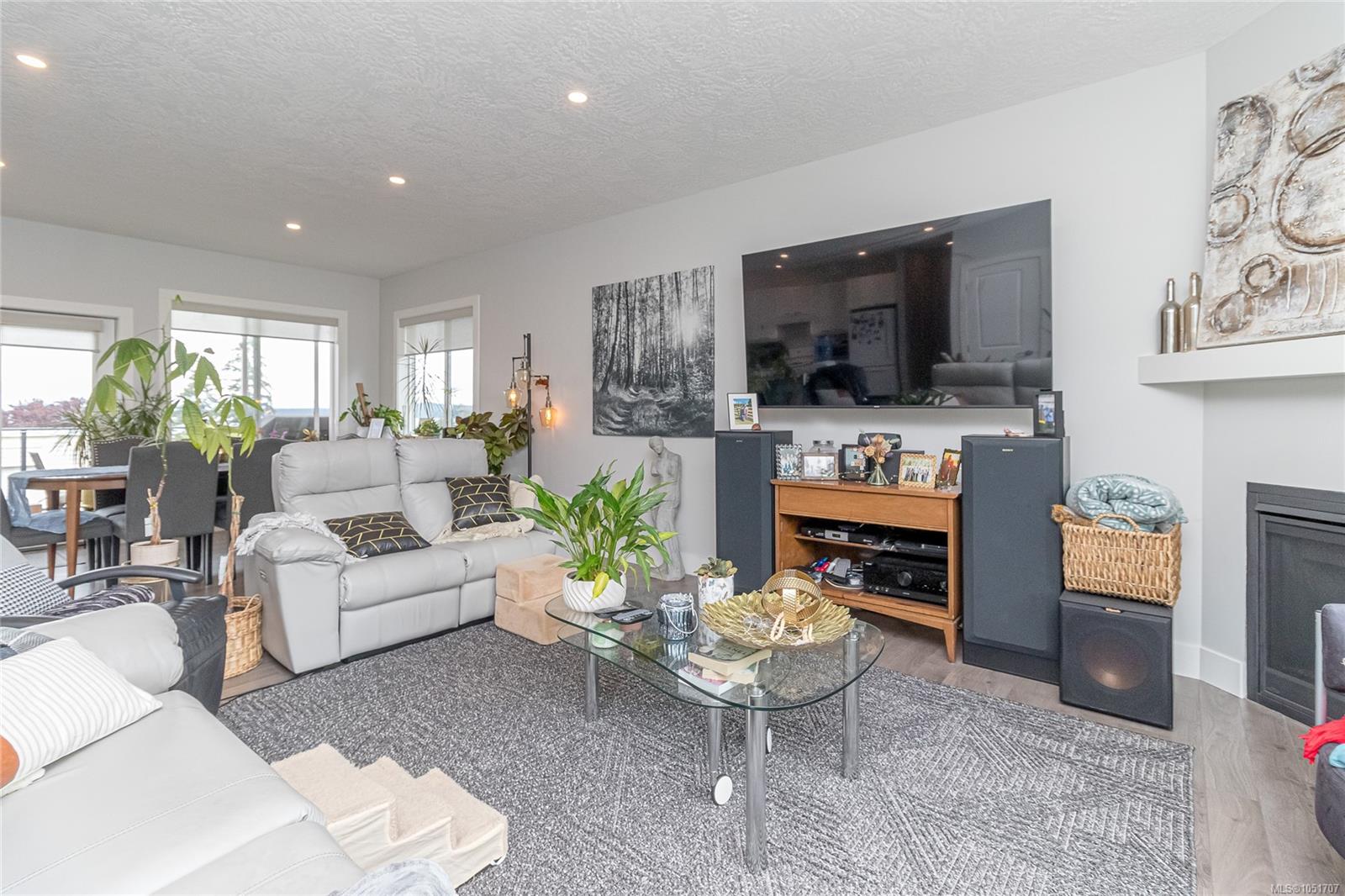3205 Douglas St — listing photo 6 of 44