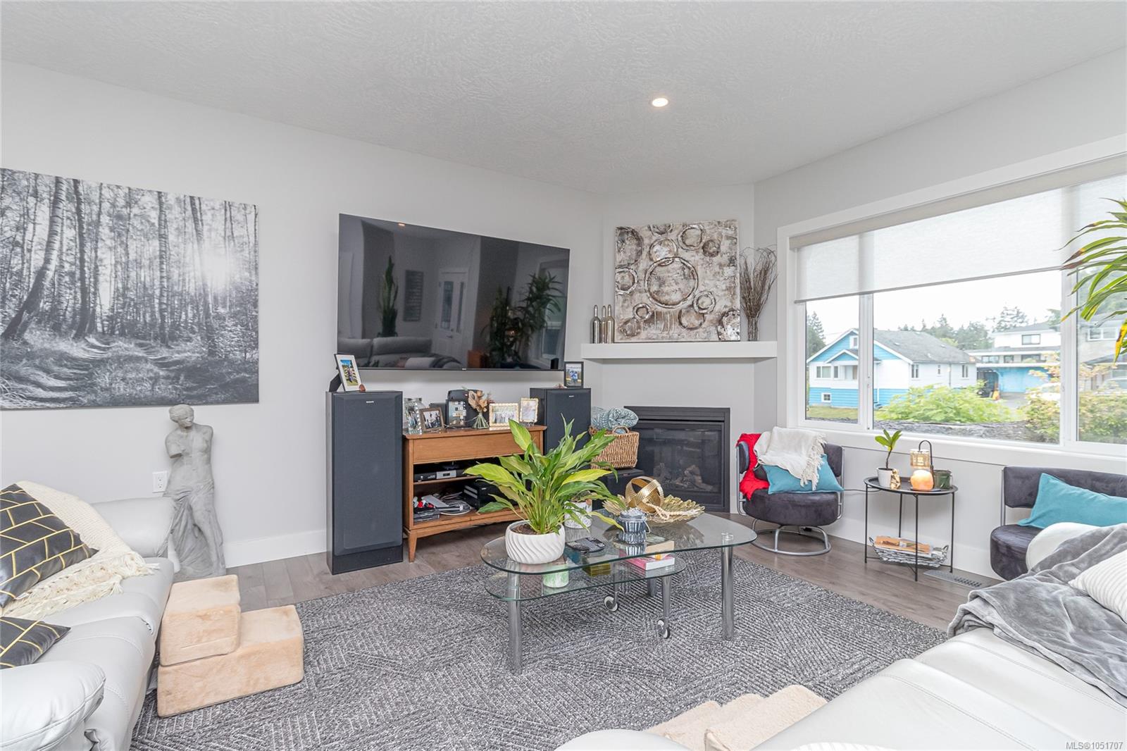 3205 Douglas St — listing photo 7 of 44
