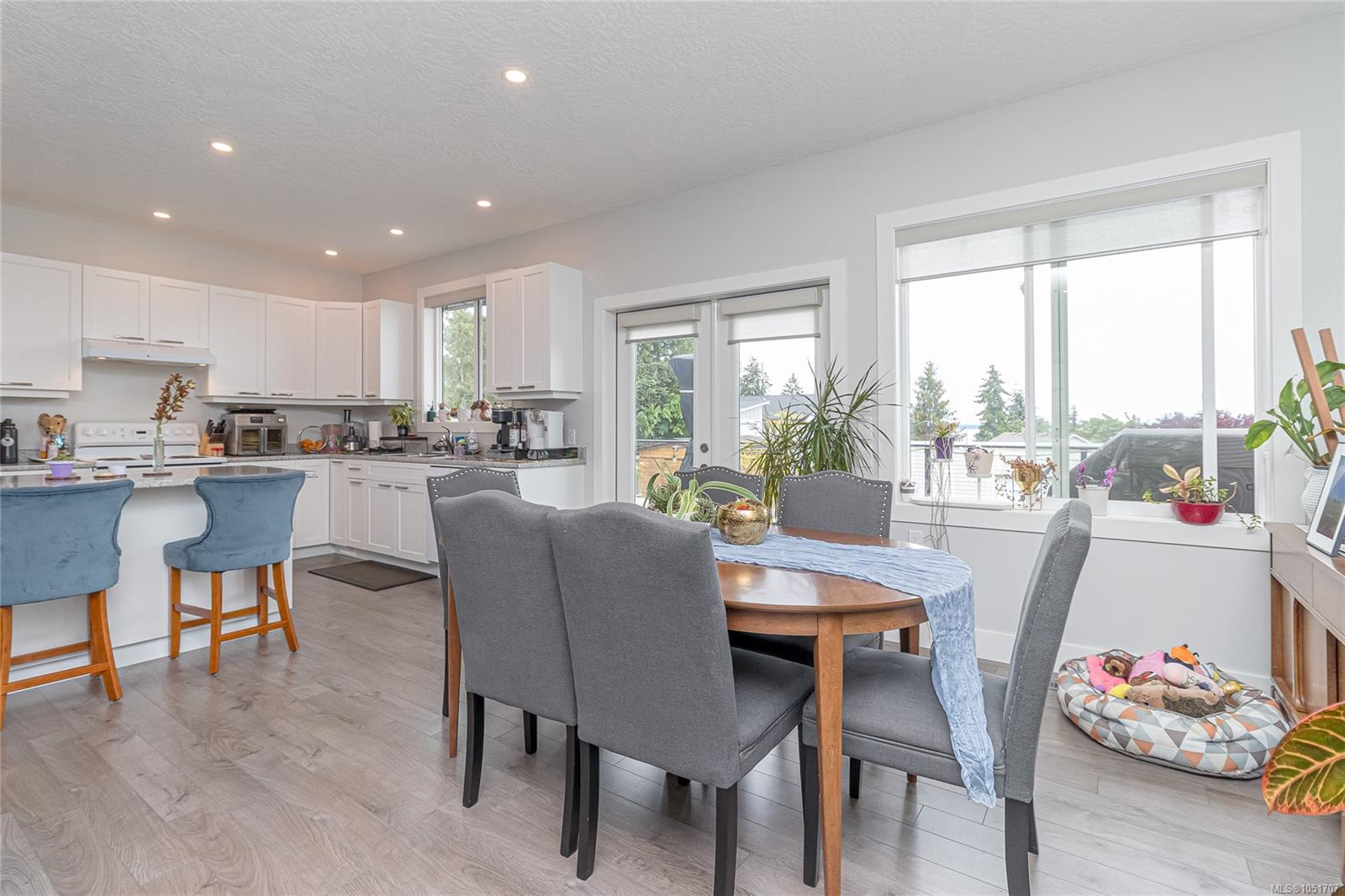 3205 Douglas St — listing photo 8 of 44