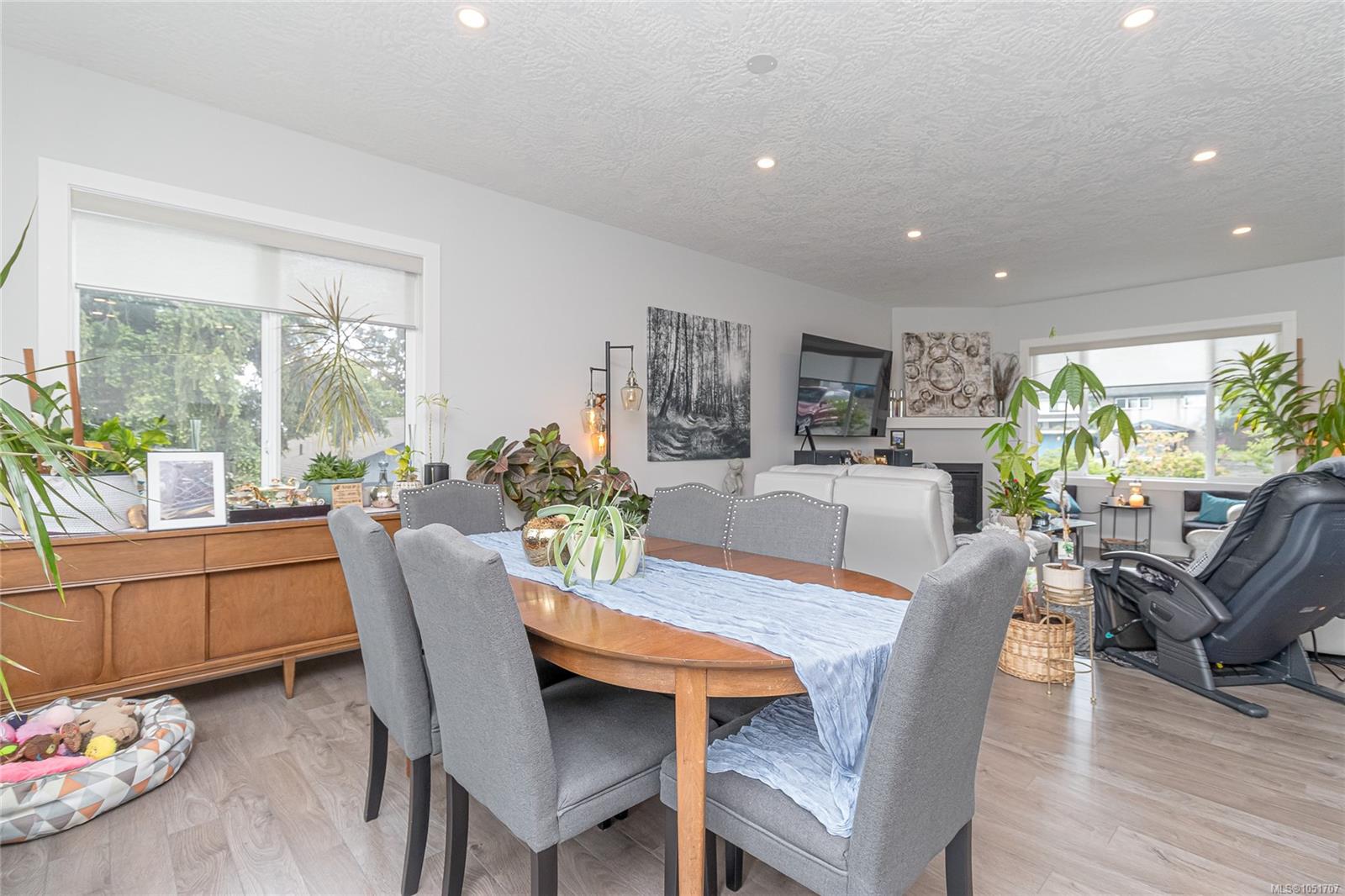 3205 Douglas St — listing photo 9 of 44