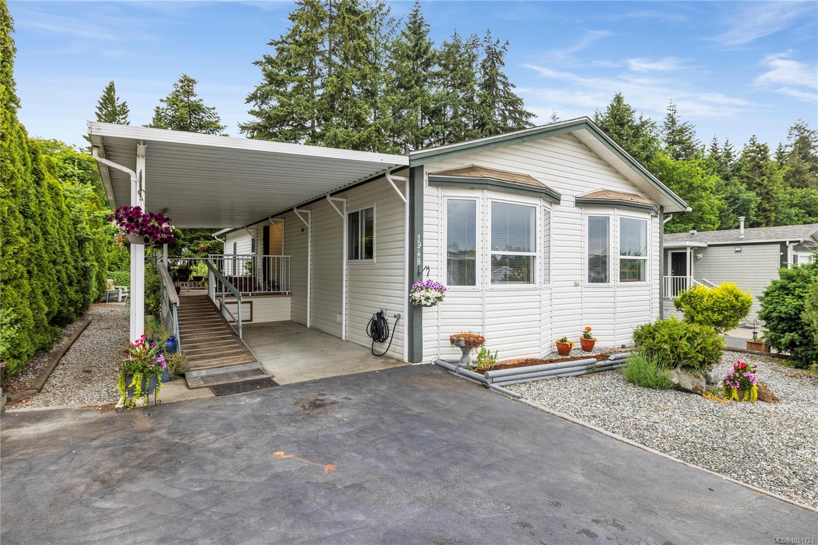 1948 Valley Oak Dr — listing photo 2 of 48