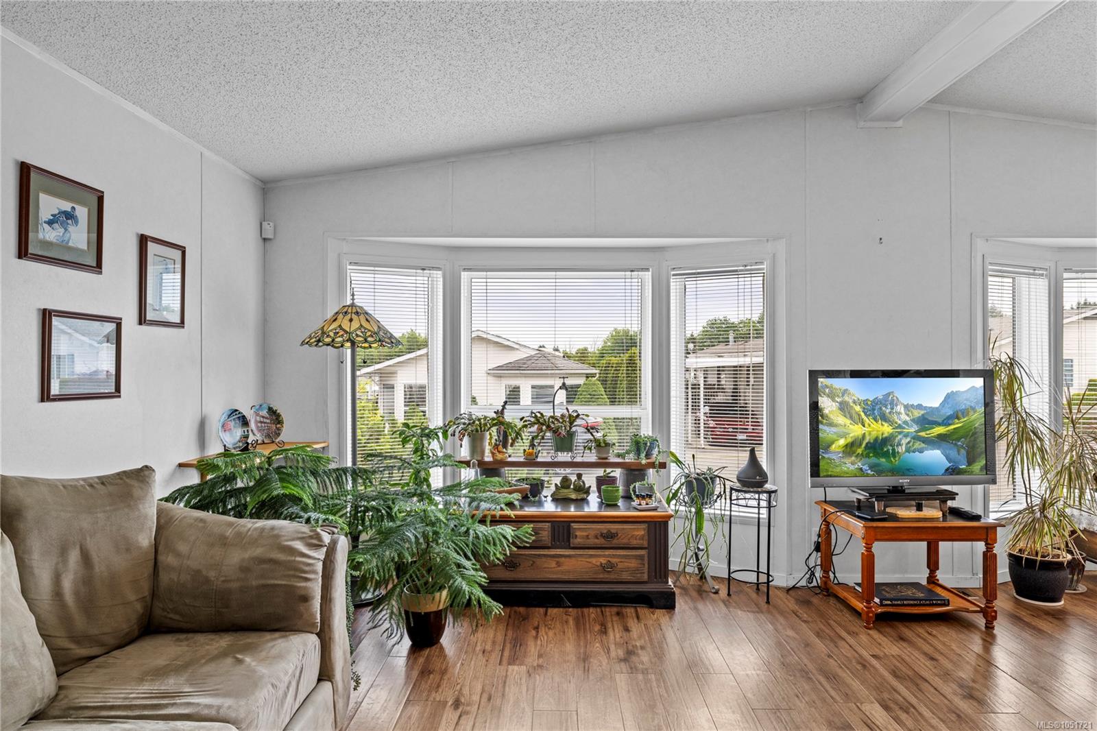 1948 Valley Oak Dr — listing photo 6 of 48