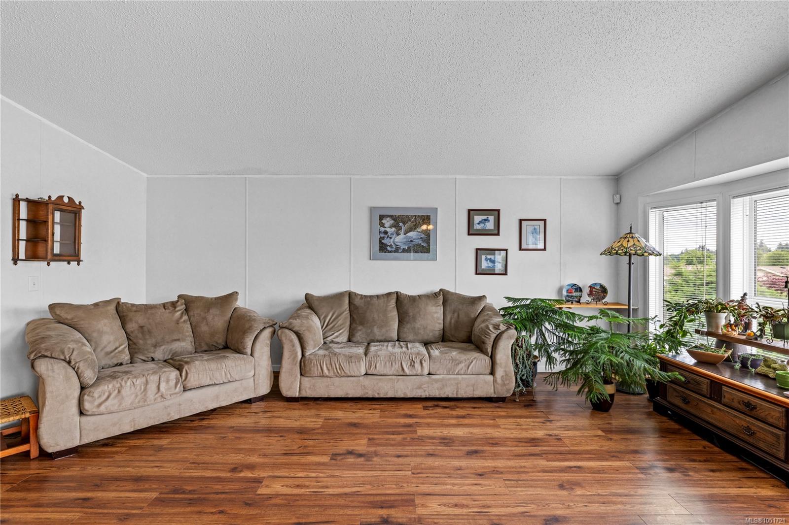 1948 Valley Oak Dr — listing photo 7 of 48