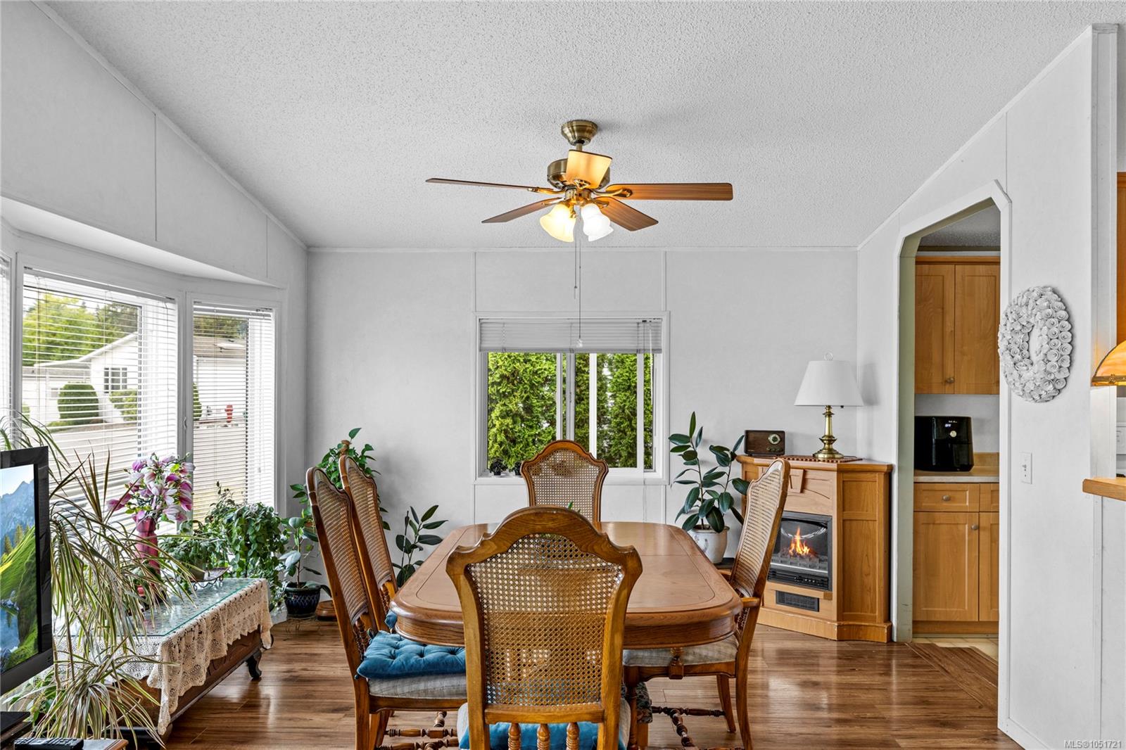1948 Valley Oak Dr — listing photo 10 of 48