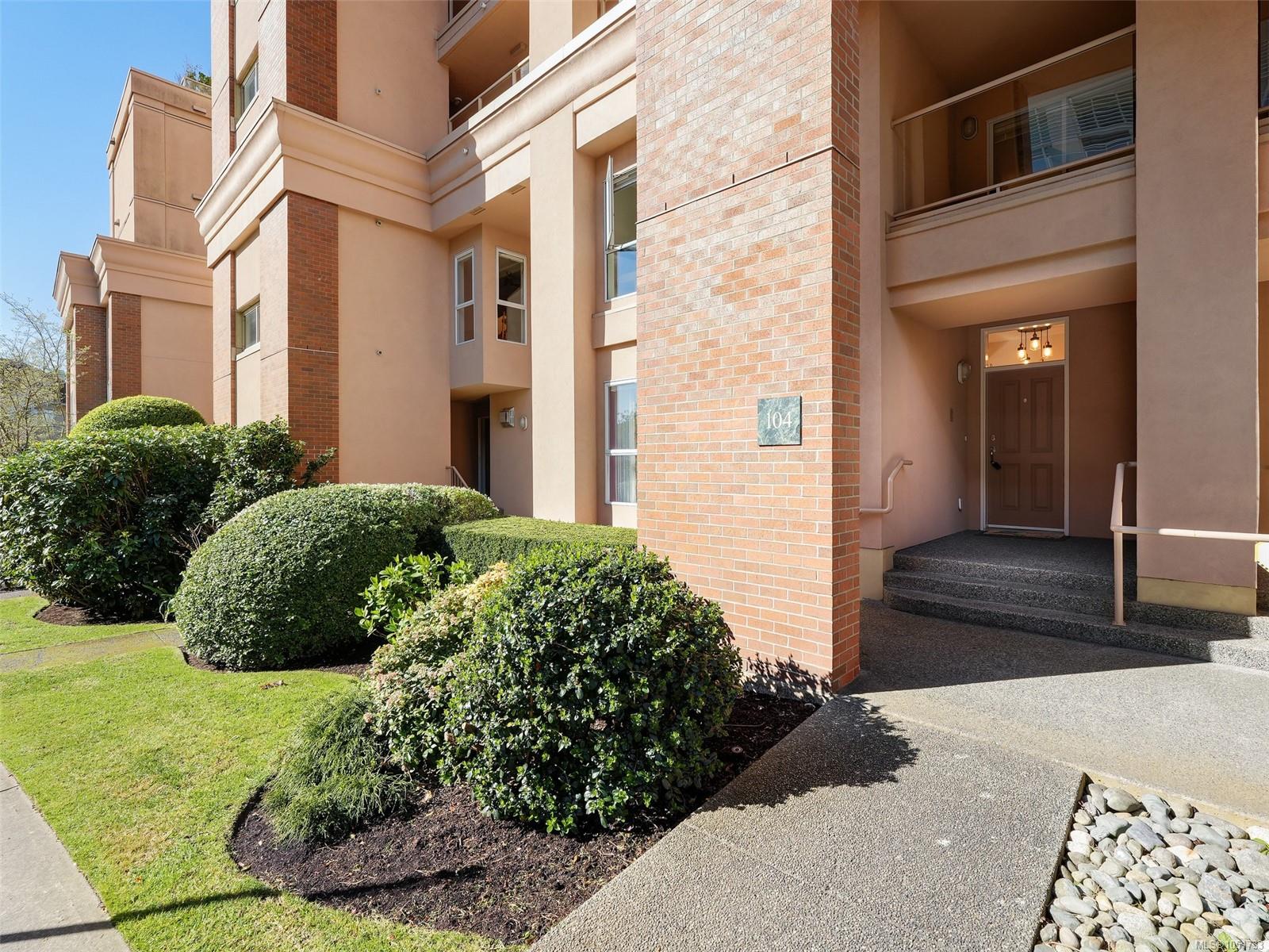 104-75 Songhees Rd — listing photo 4 of 47