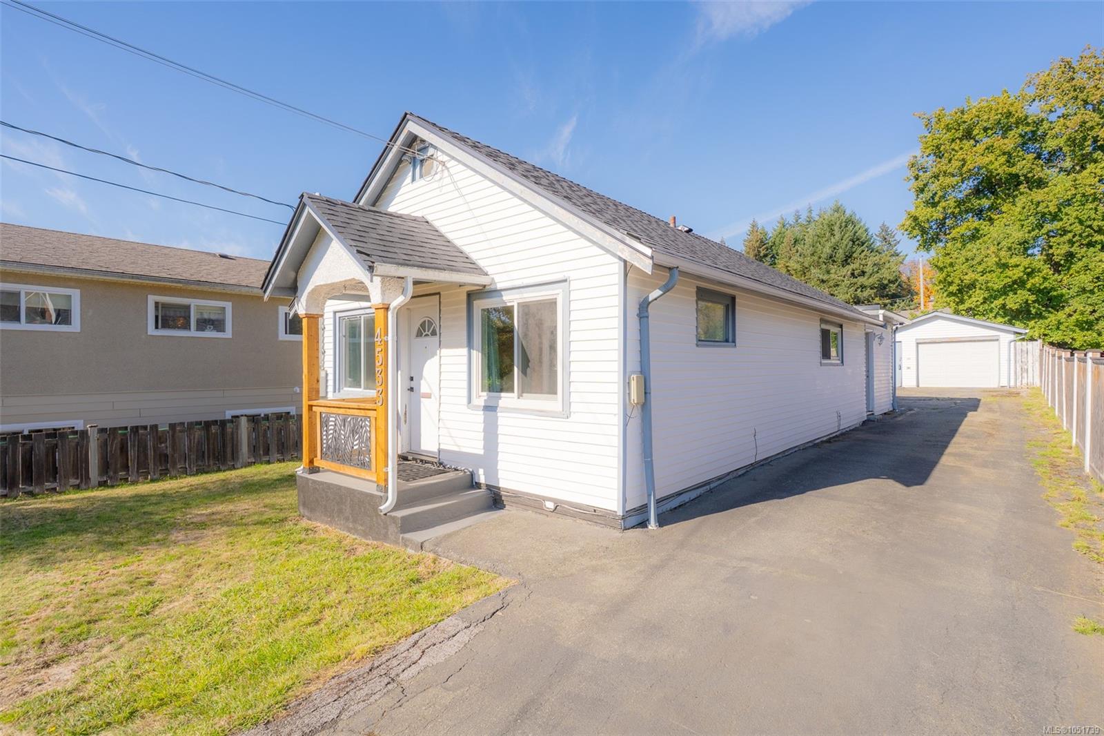 4533 Lathom Rd — listing photo 3 of 31
