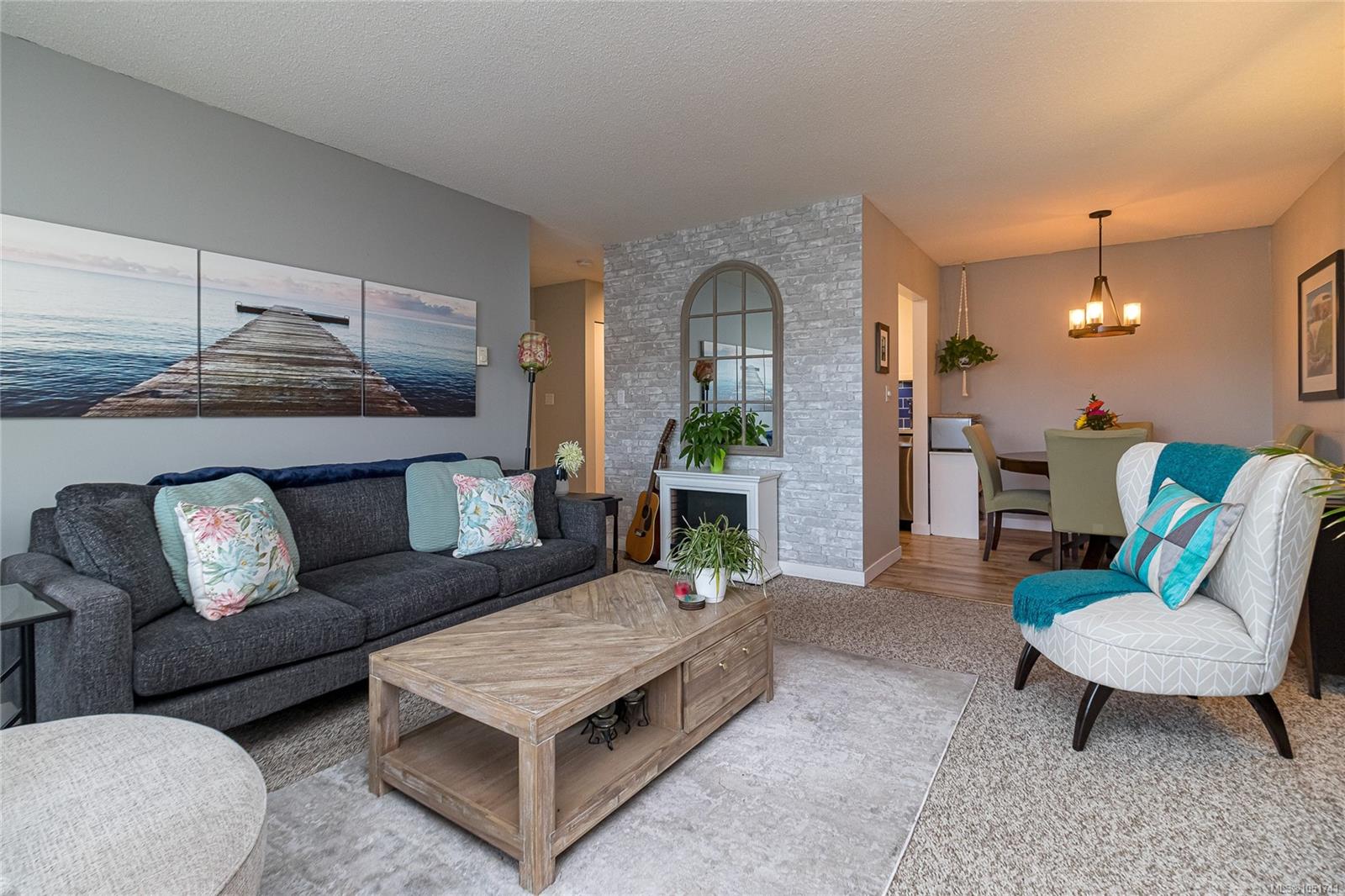 404-2757 Quadra St — listing photo 4 of 24