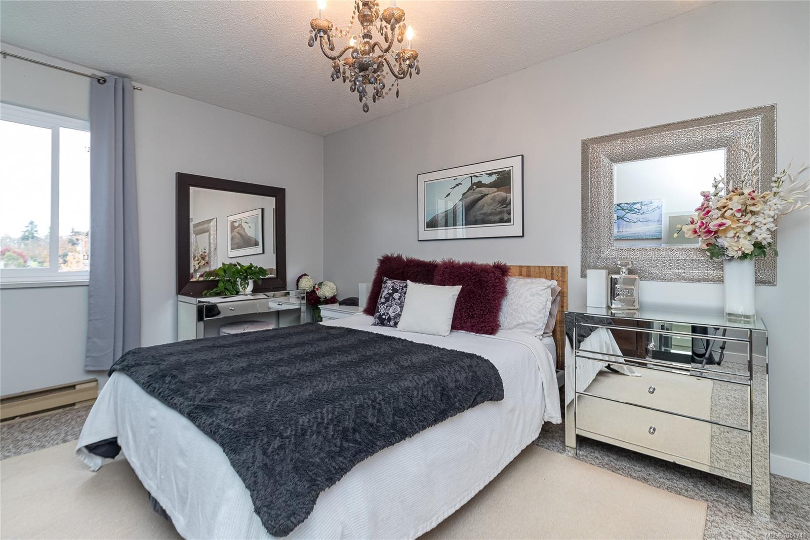 404-2757 Quadra St — listing photo 5 of 24