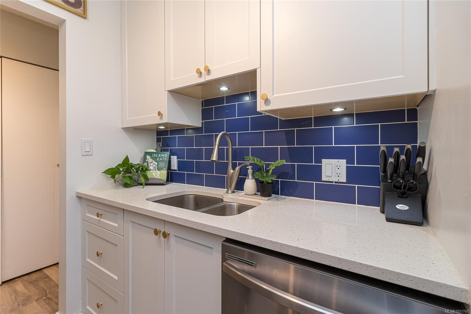 404-2757 Quadra St — listing photo 9 of 24