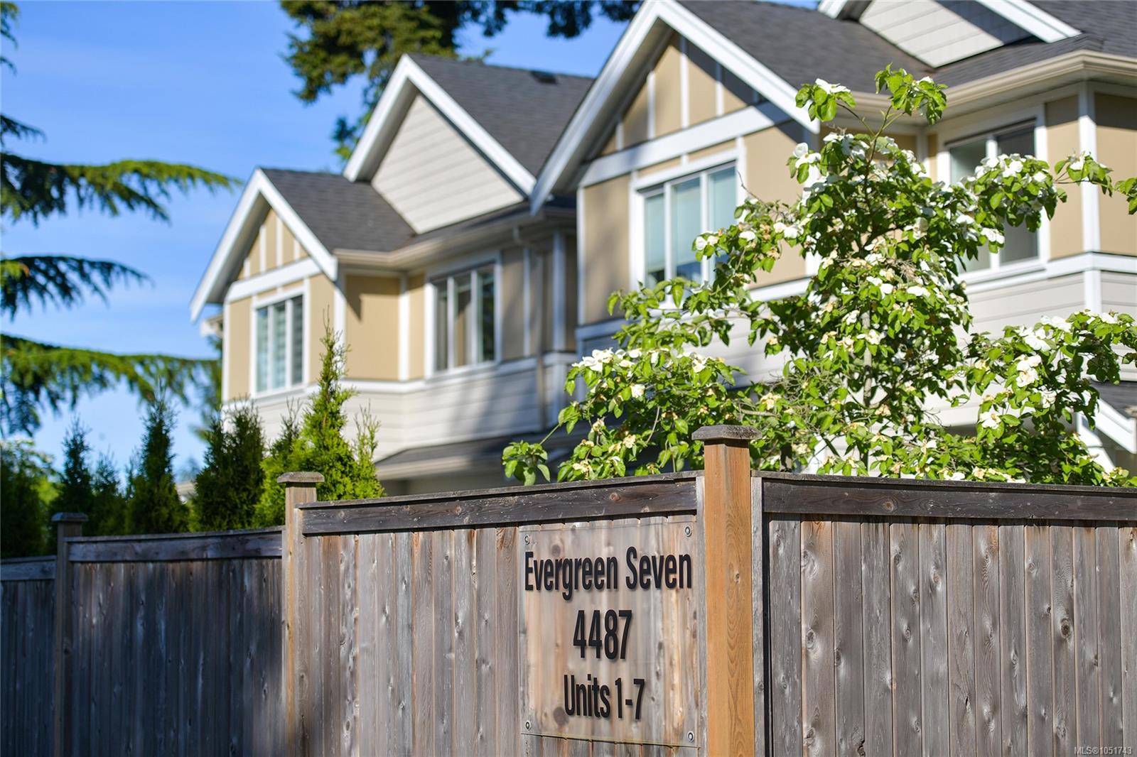 2-4487 WILKINSON Rd, Saanich