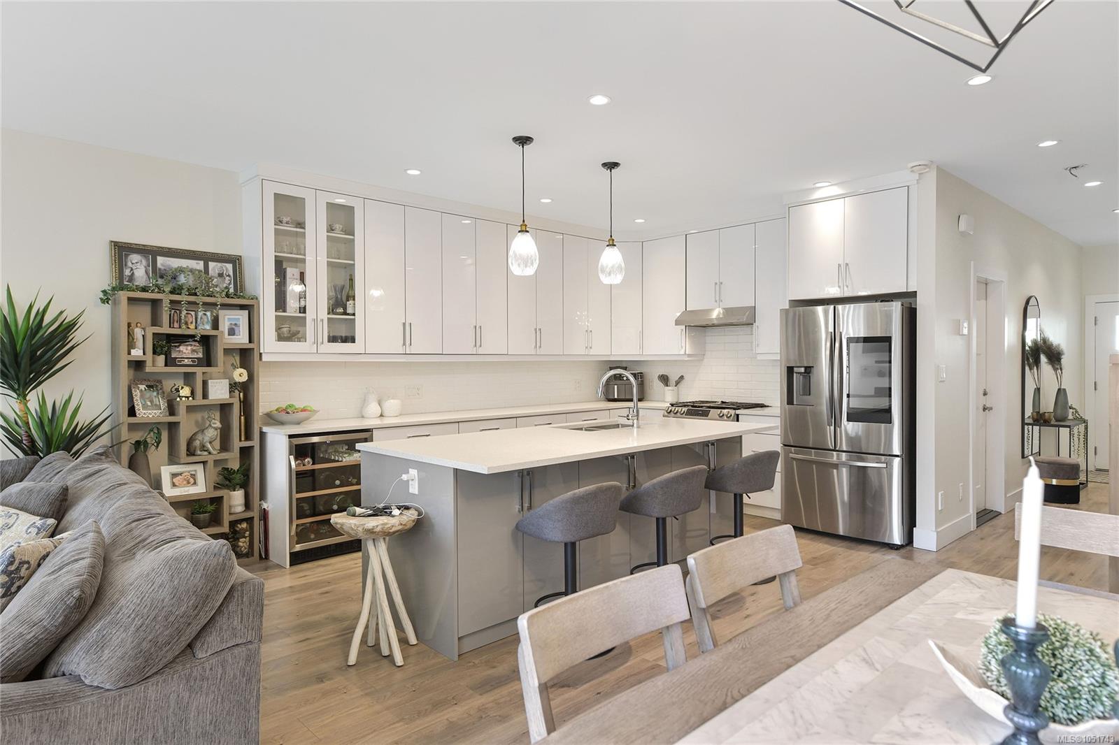 2-4487 WILKINSON Rd — listing photo 5 of 34