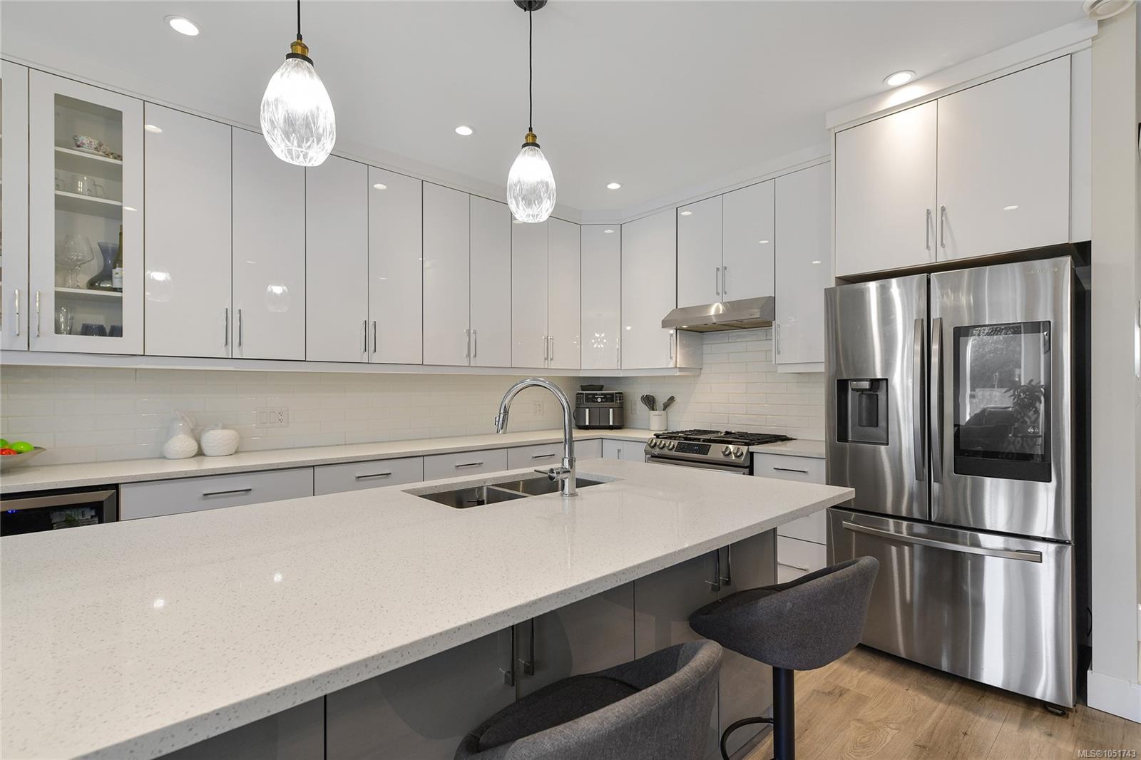 2-4487 WILKINSON Rd — listing photo 7 of 34