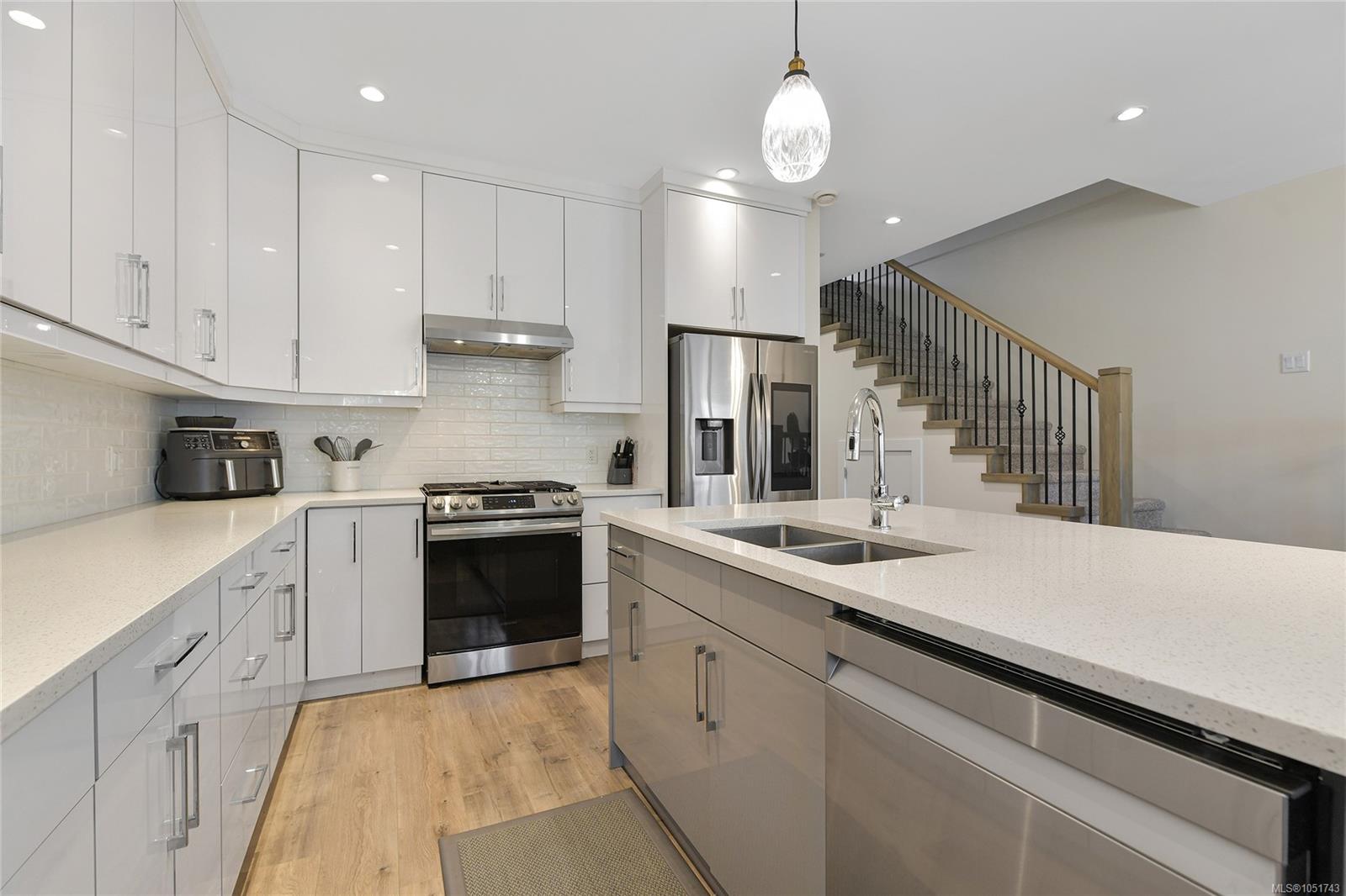 2-4487 WILKINSON Rd — listing photo 8 of 34