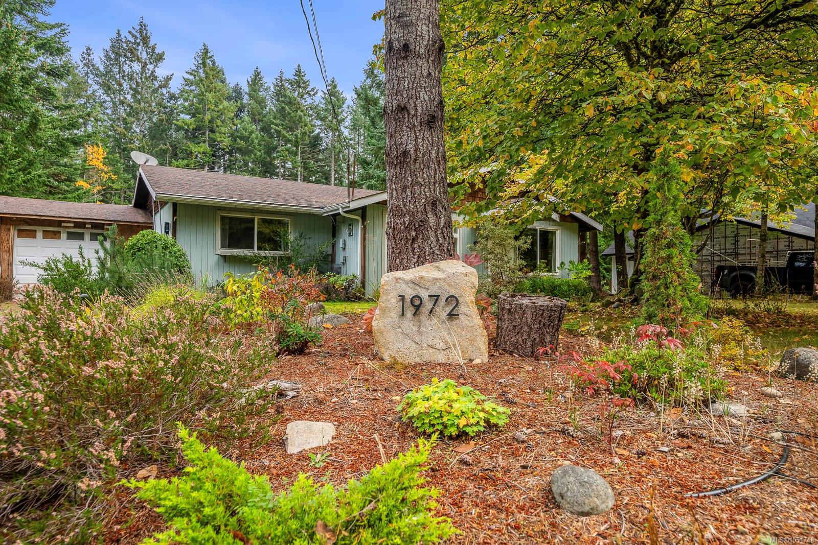 1972 Greenwood Cres — listing photo 3 of 52