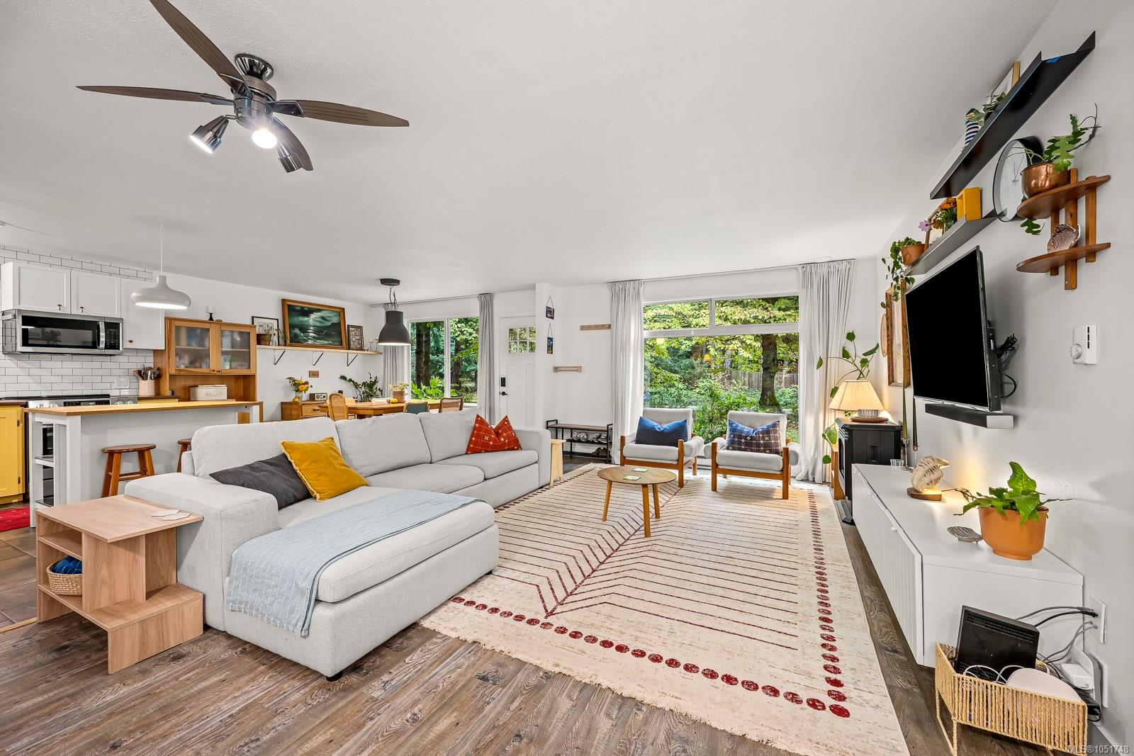 1972 Greenwood Cres — listing photo 4 of 52