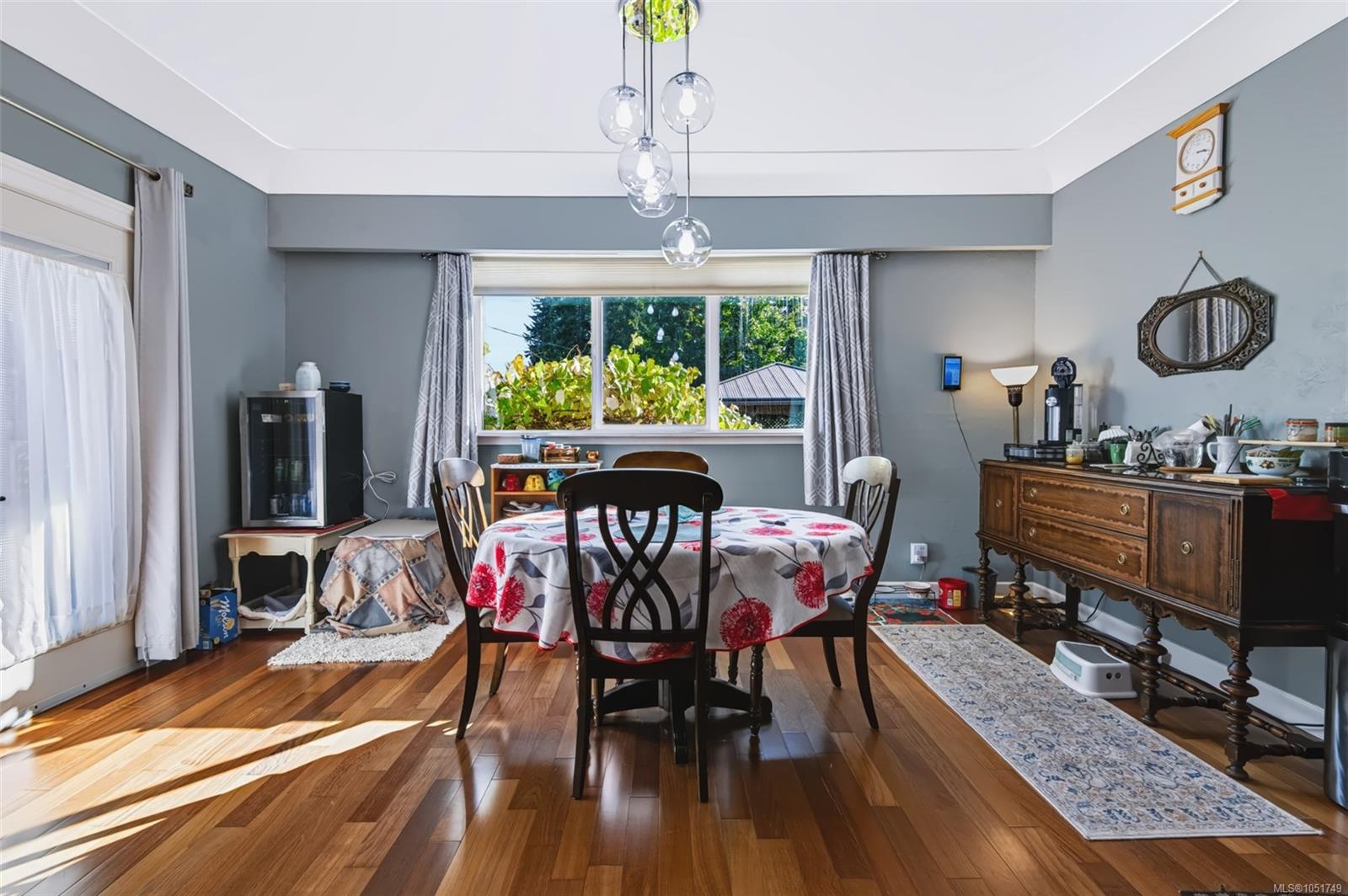 5470 Greenard St — listing photo 3 of 32