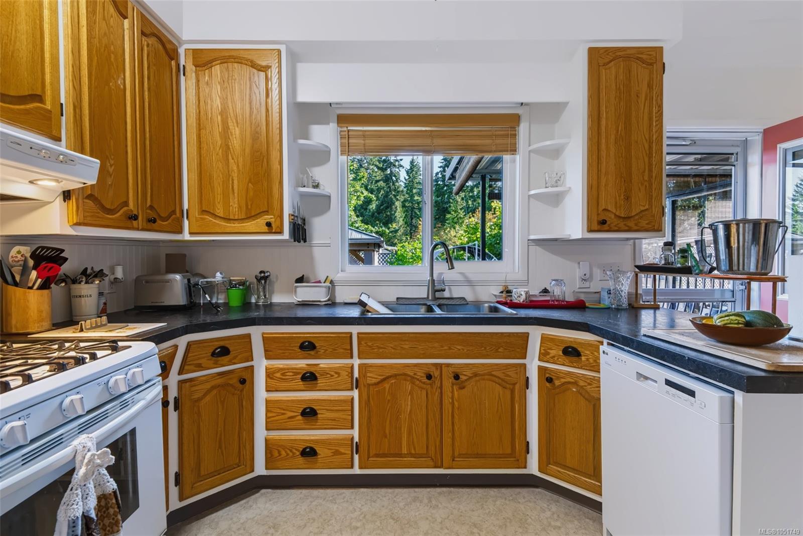 5470 Greenard St — listing photo 5 of 32