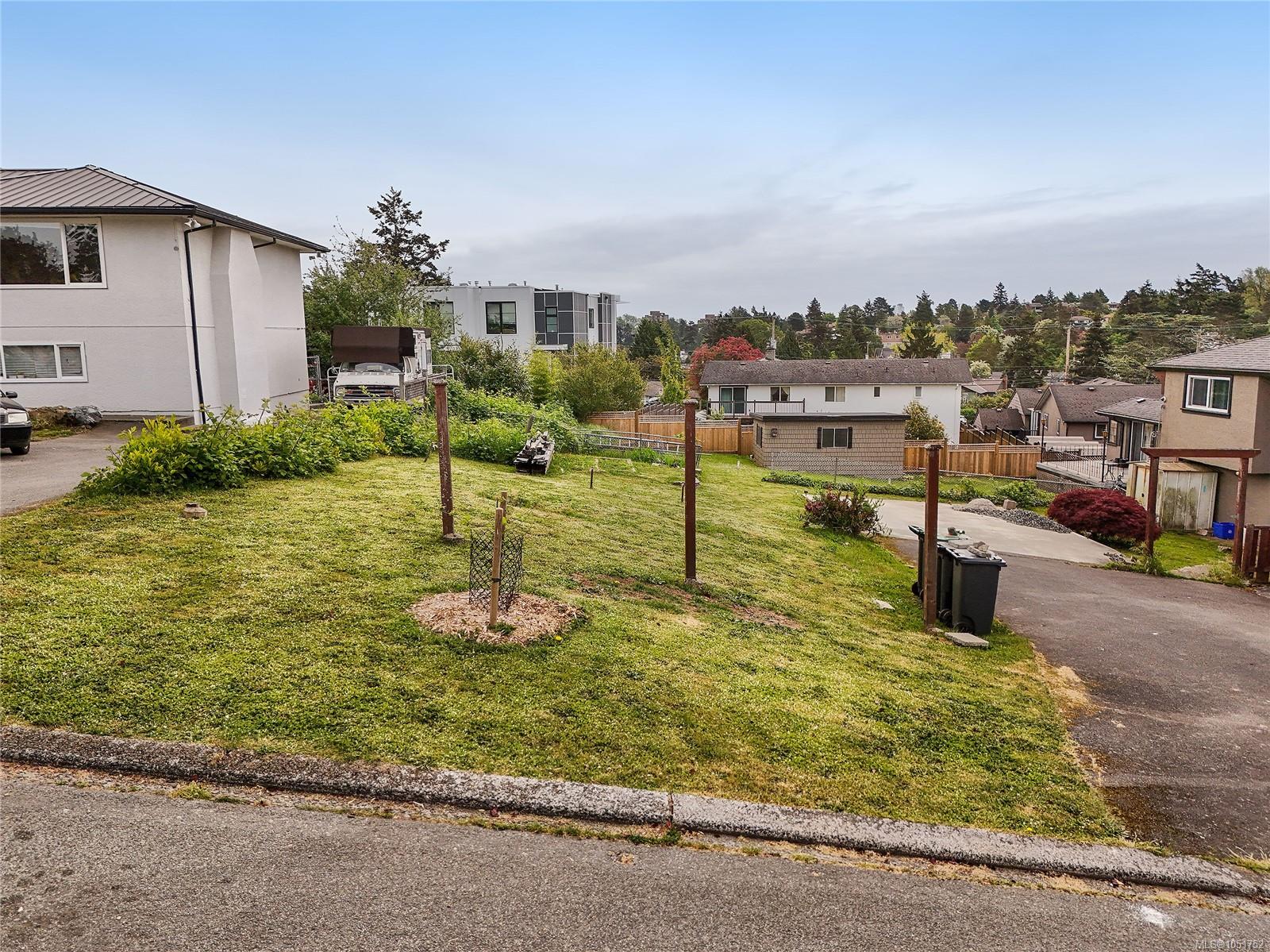 1079 GOSPER Cres — listing photo 4 of 25