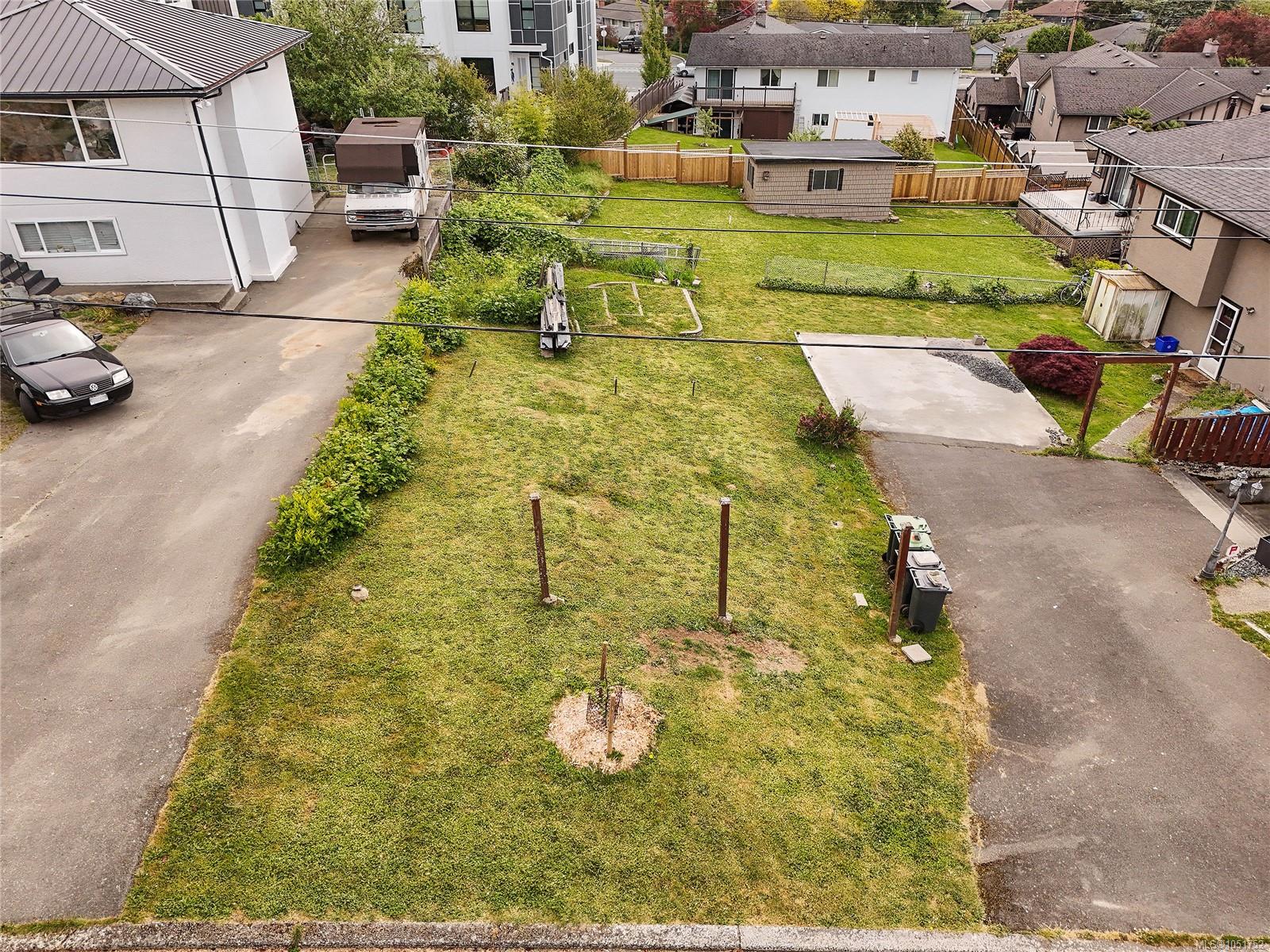 1079 GOSPER Cres — listing photo 5 of 25