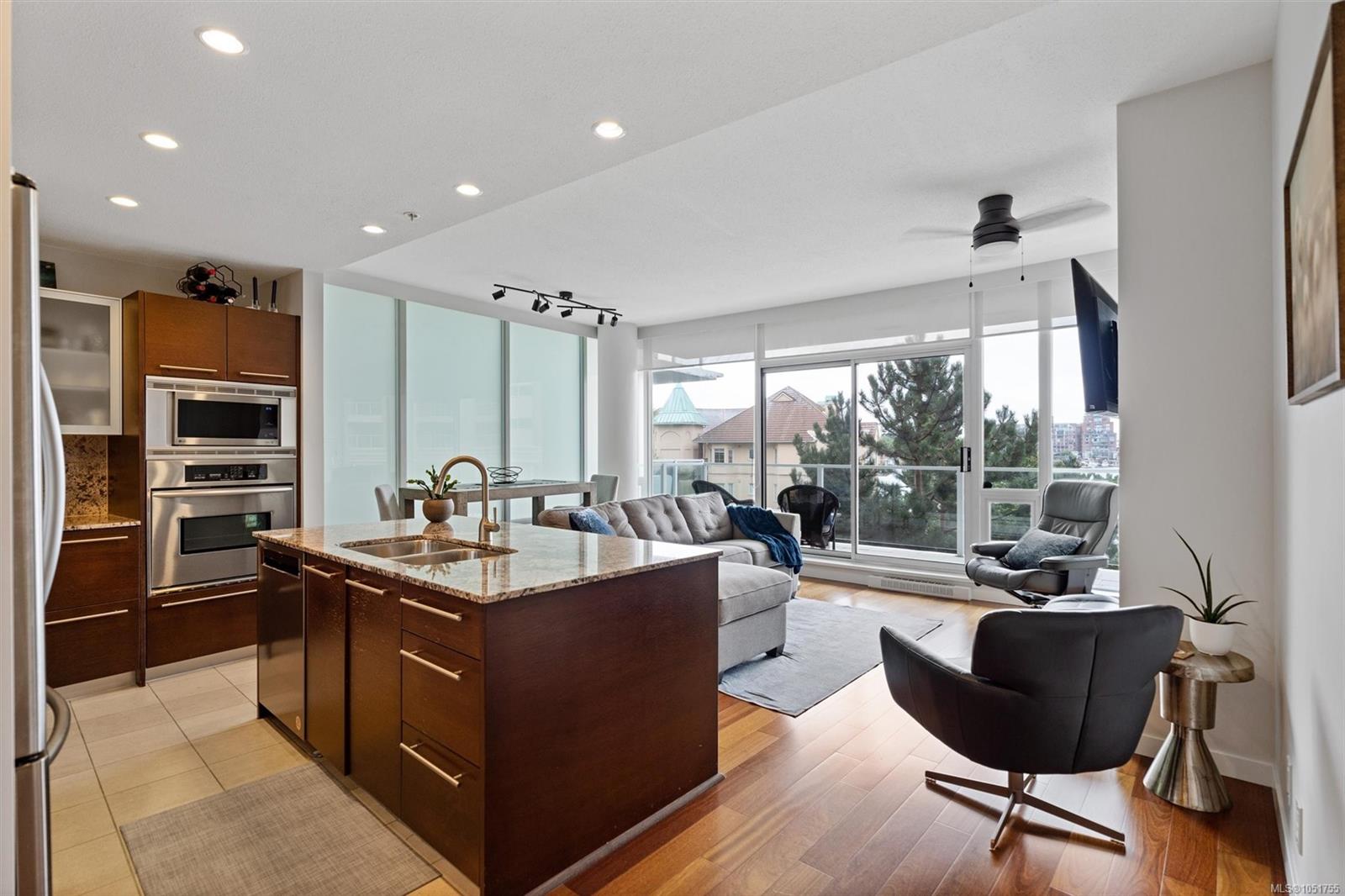 206-68 Songhees Rd — listing photo 5 of 46