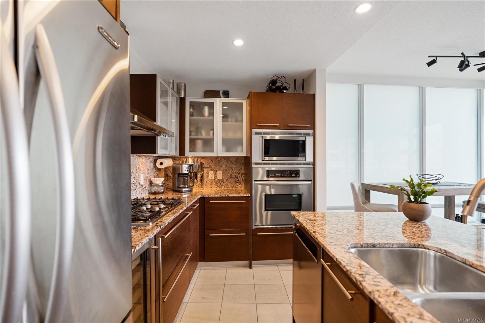 206-68 Songhees Rd — listing photo 6 of 46