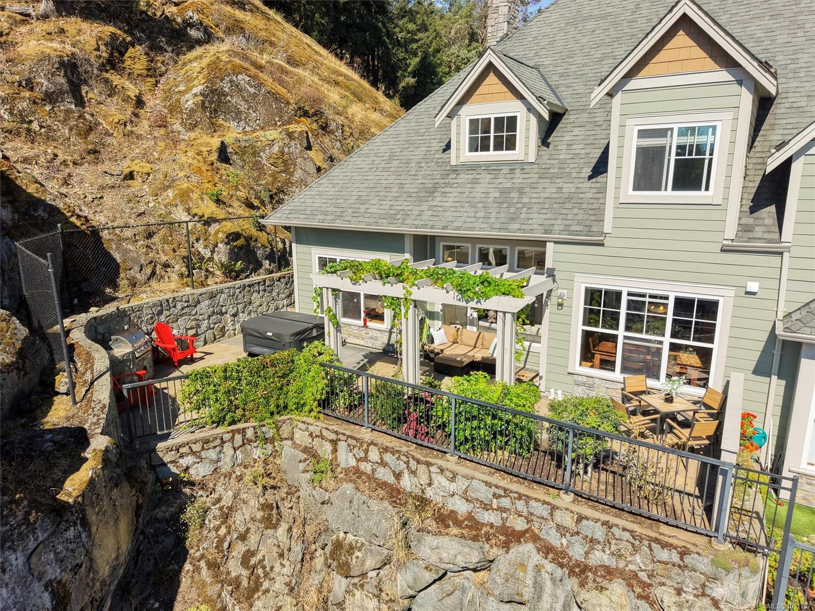 102-945 Bear Mountain Pkwy — listing photo 2 of 45
