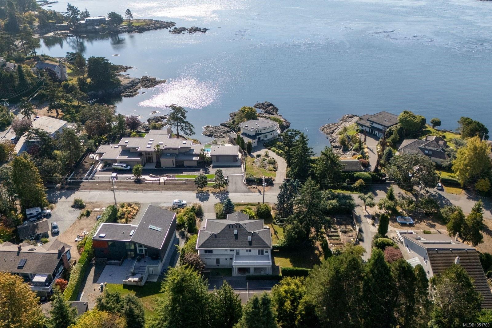 2980 Sea View Rd — listing photo 3 of 44