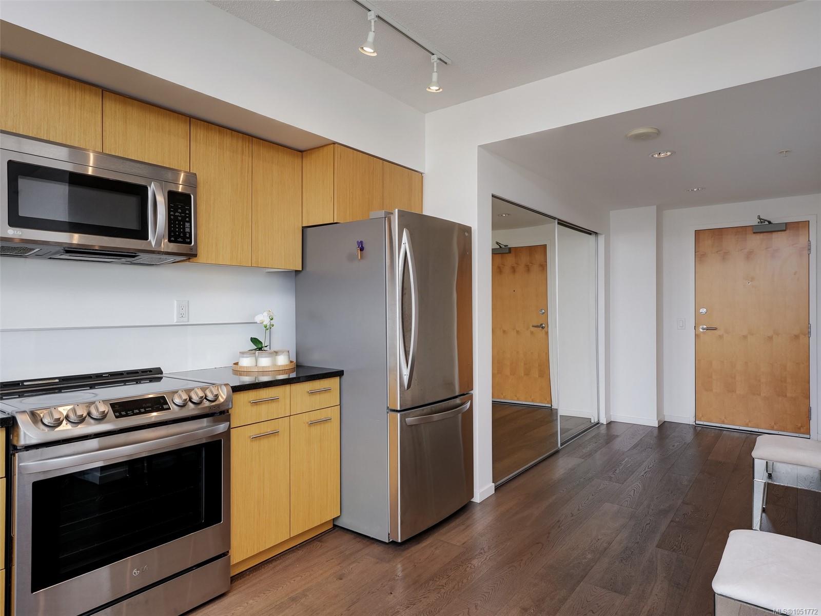 1106-834 Johnson St — listing photo 5 of 23