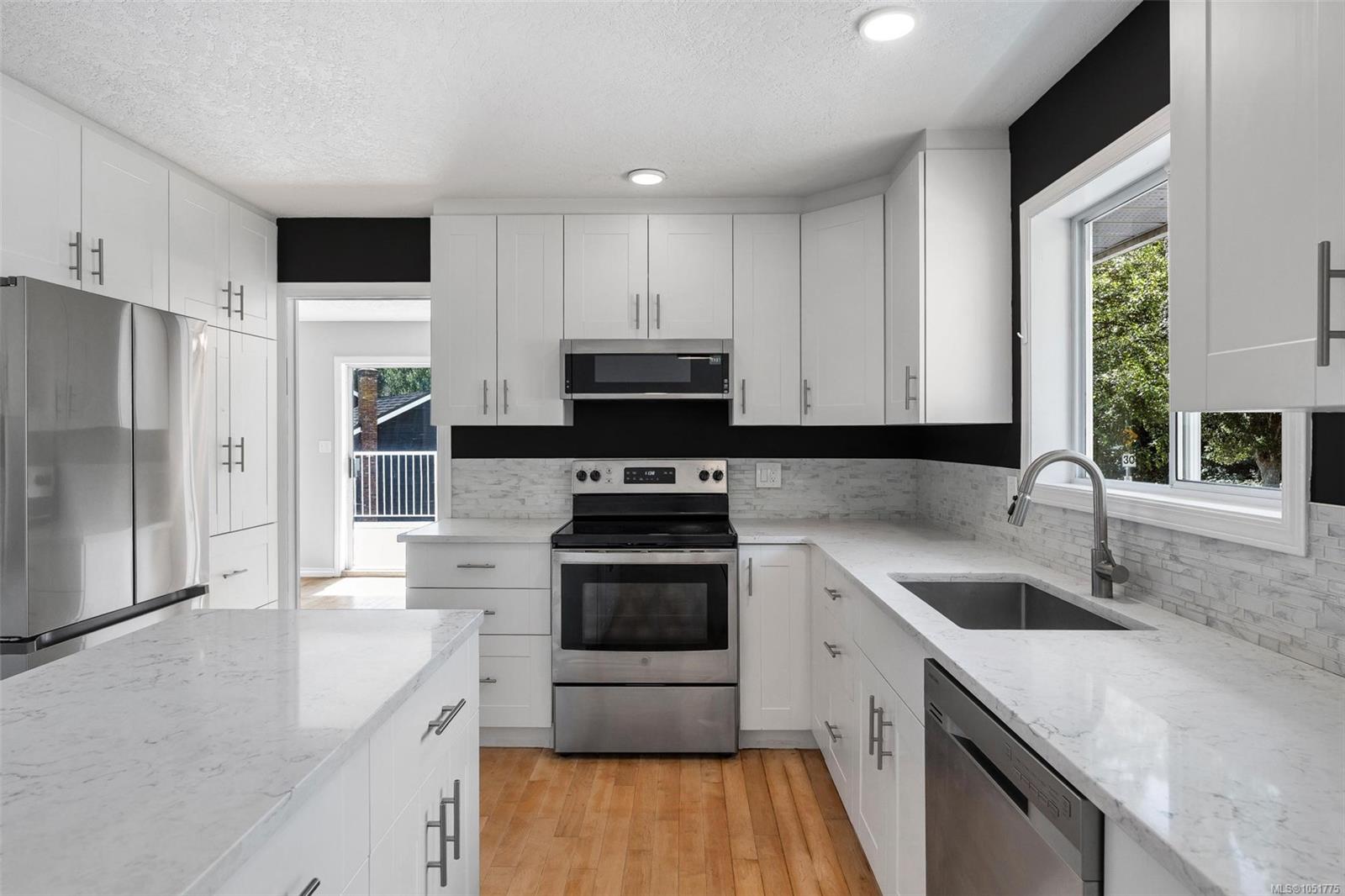 4833 Maplegrove St — listing photo 14 of 63