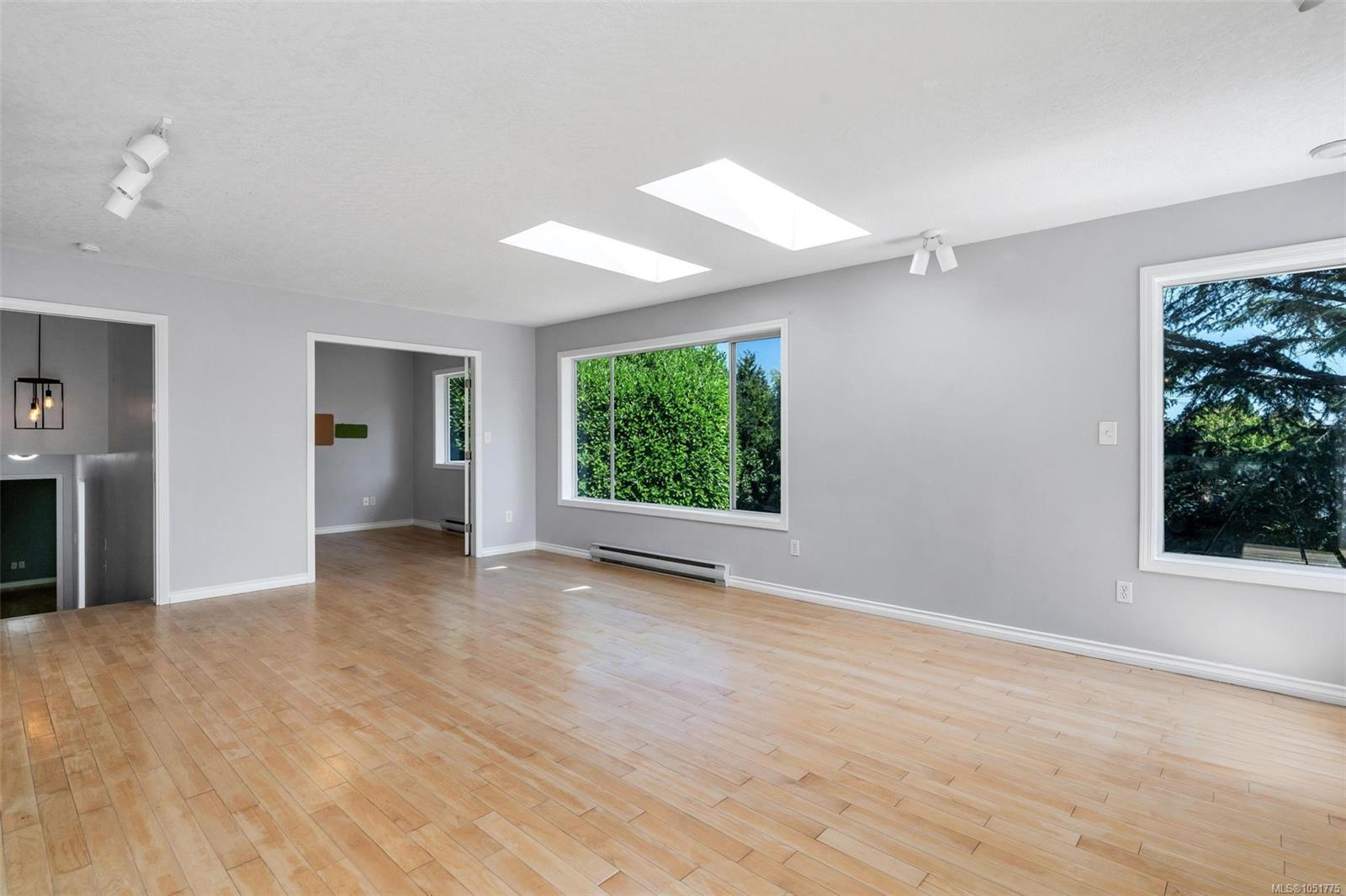 4833 Maplegrove St — listing photo 4 of 63