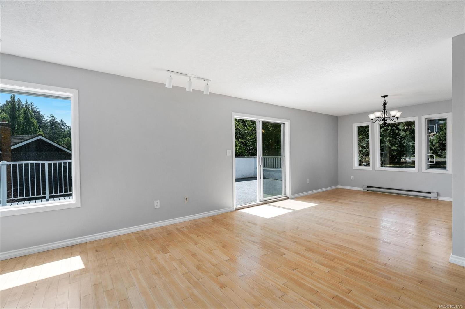 4833 Maplegrove St — listing photo 6 of 63