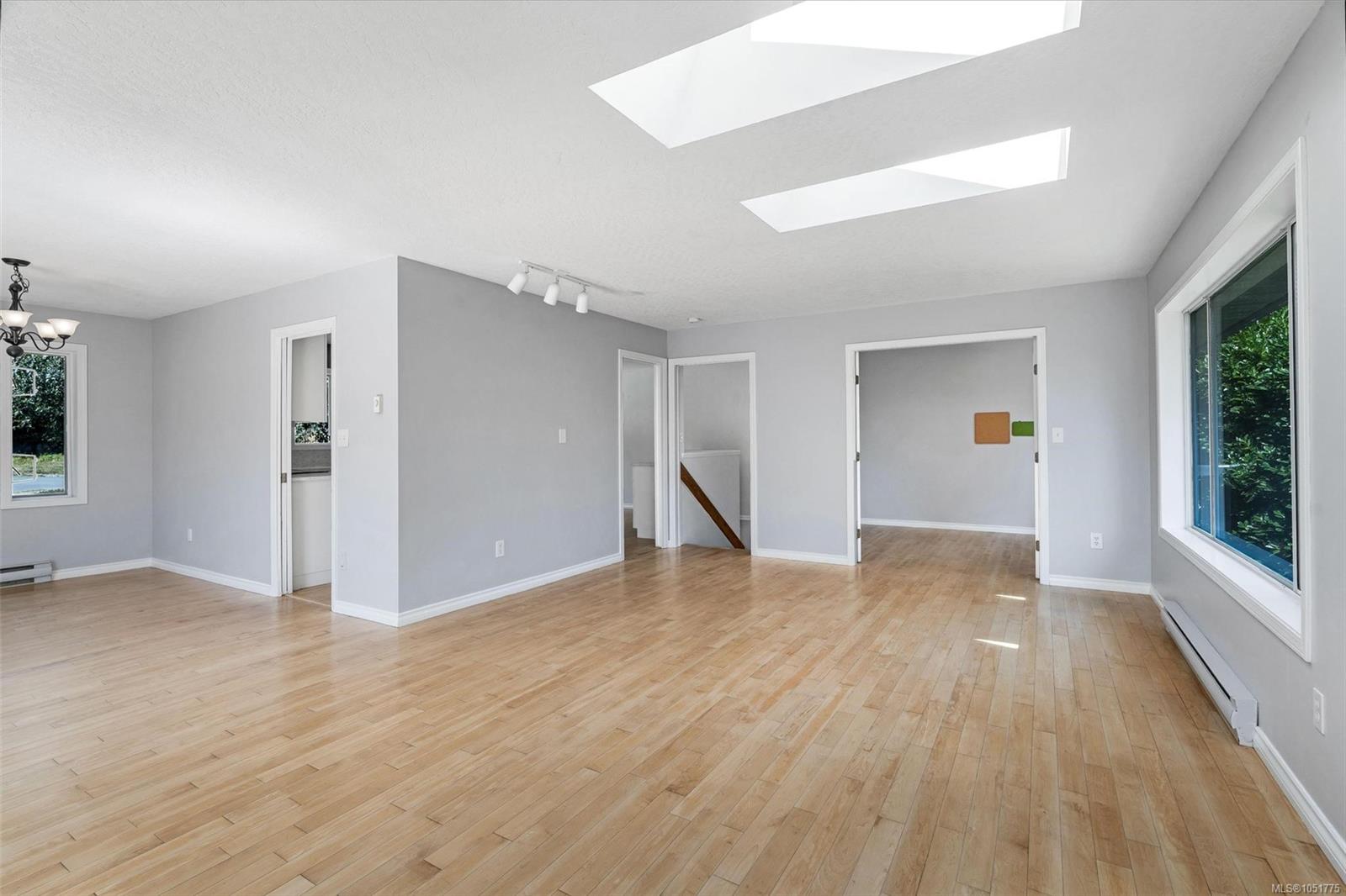 4833 Maplegrove St — listing photo 10 of 63