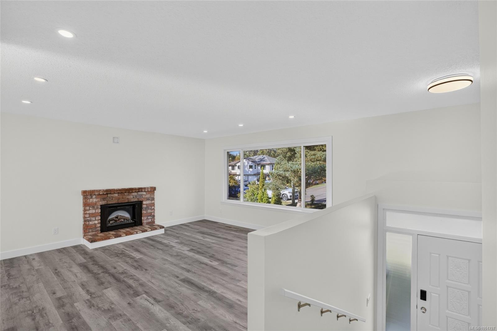 1665 Dingwall Rd — listing photo 12 of 31