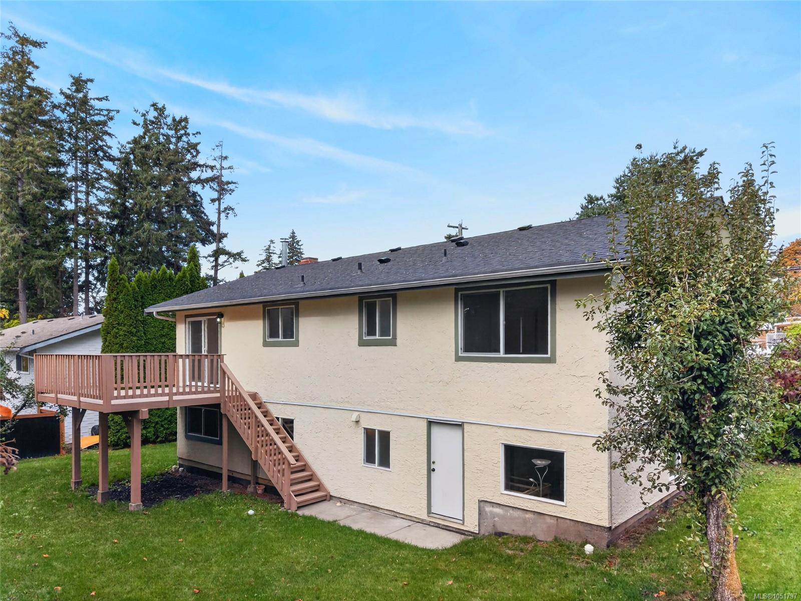 1665 Dingwall Rd — listing photo 14 of 31