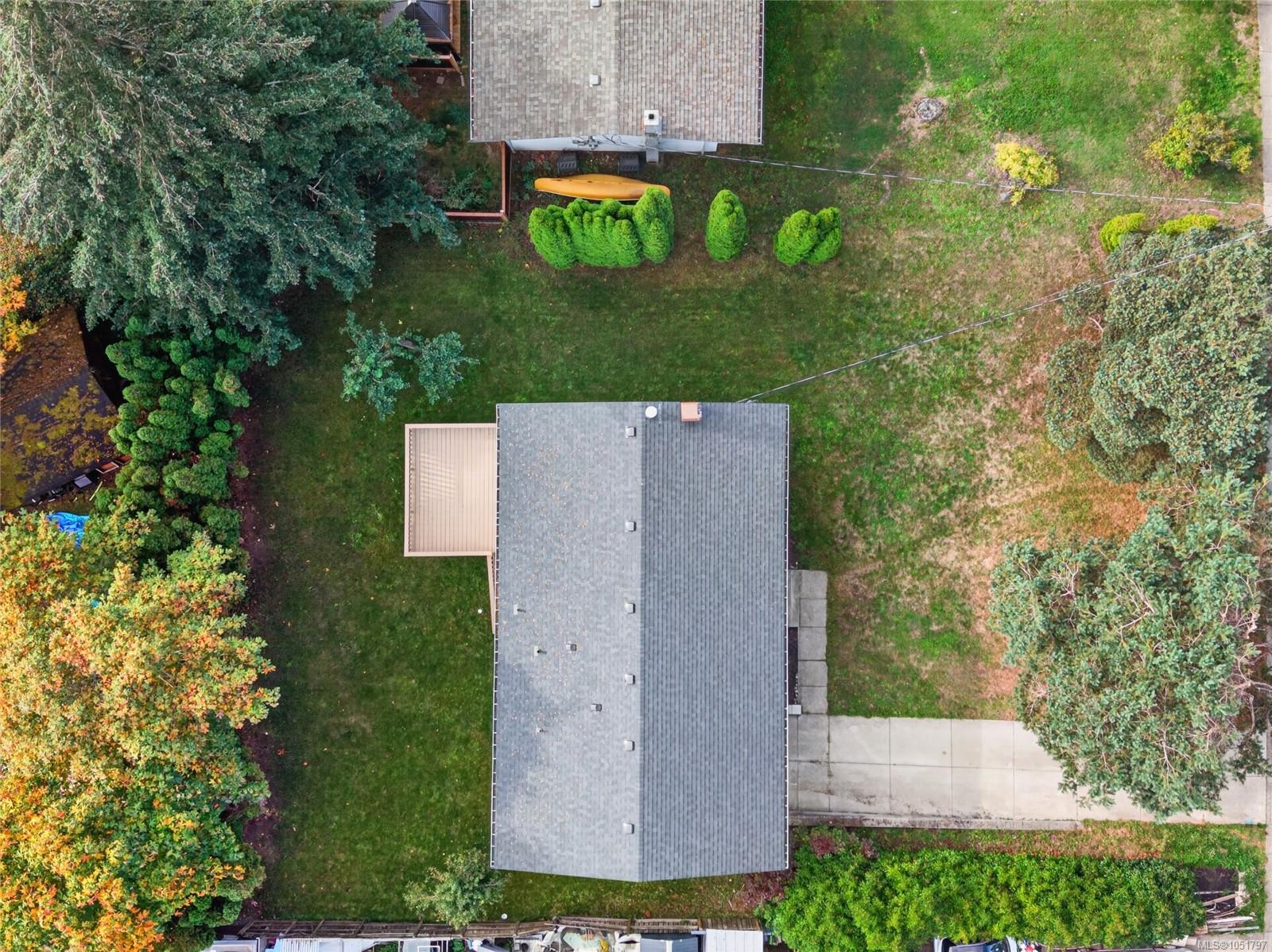 1665 Dingwall Rd — listing photo 3 of 31
