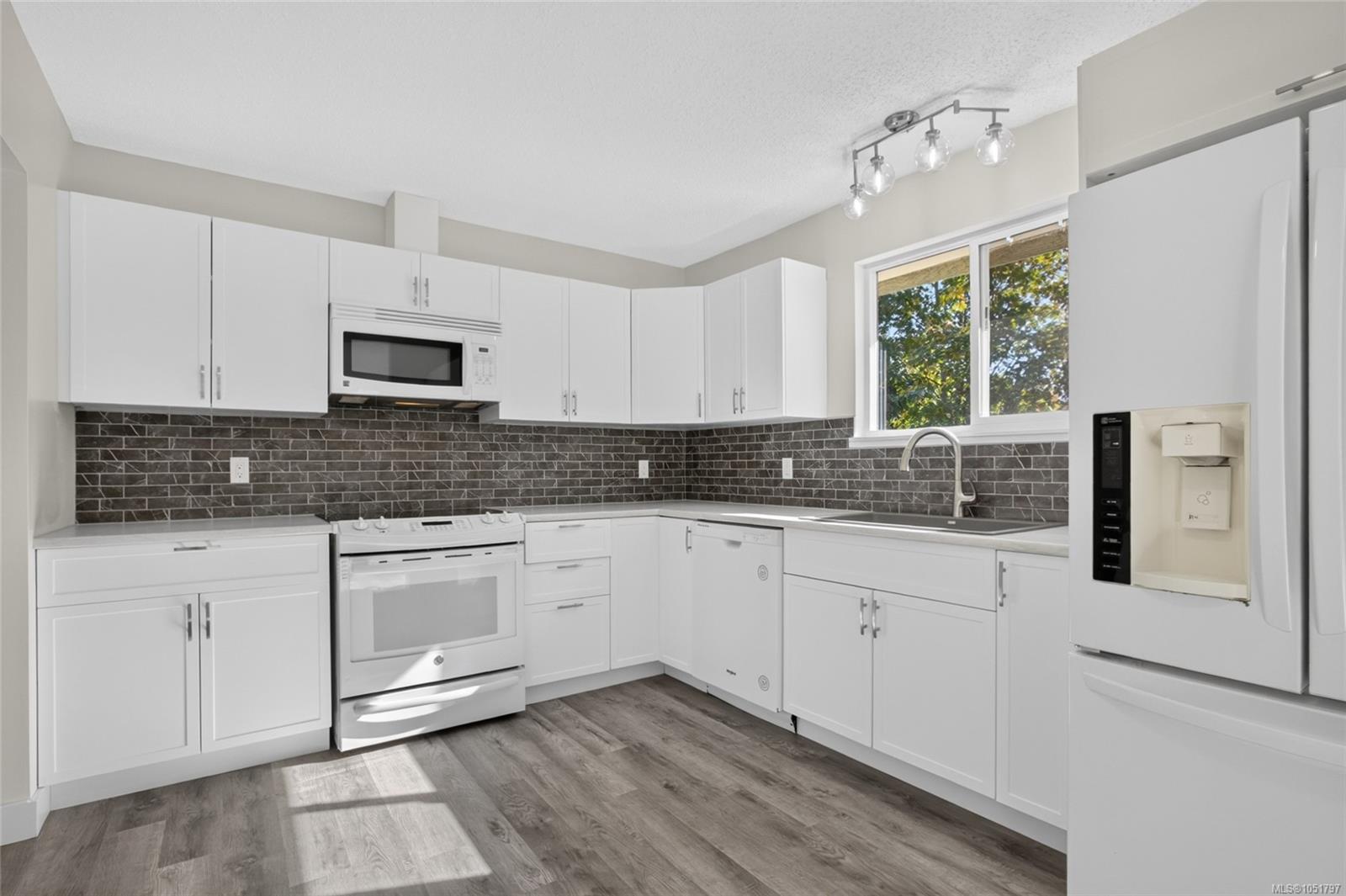 1665 Dingwall Rd — listing photo 4 of 31