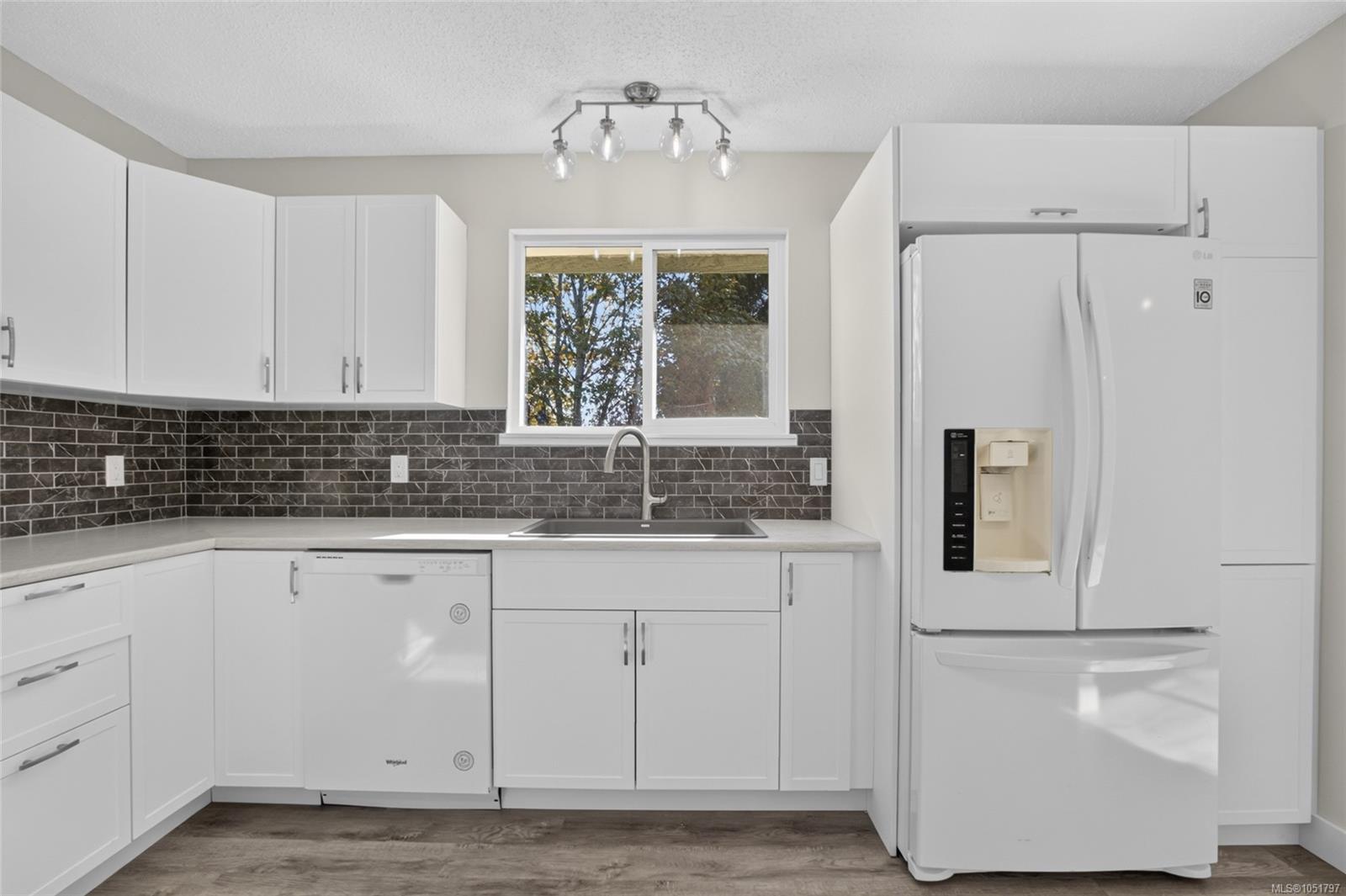 1665 Dingwall Rd — listing photo 5 of 31