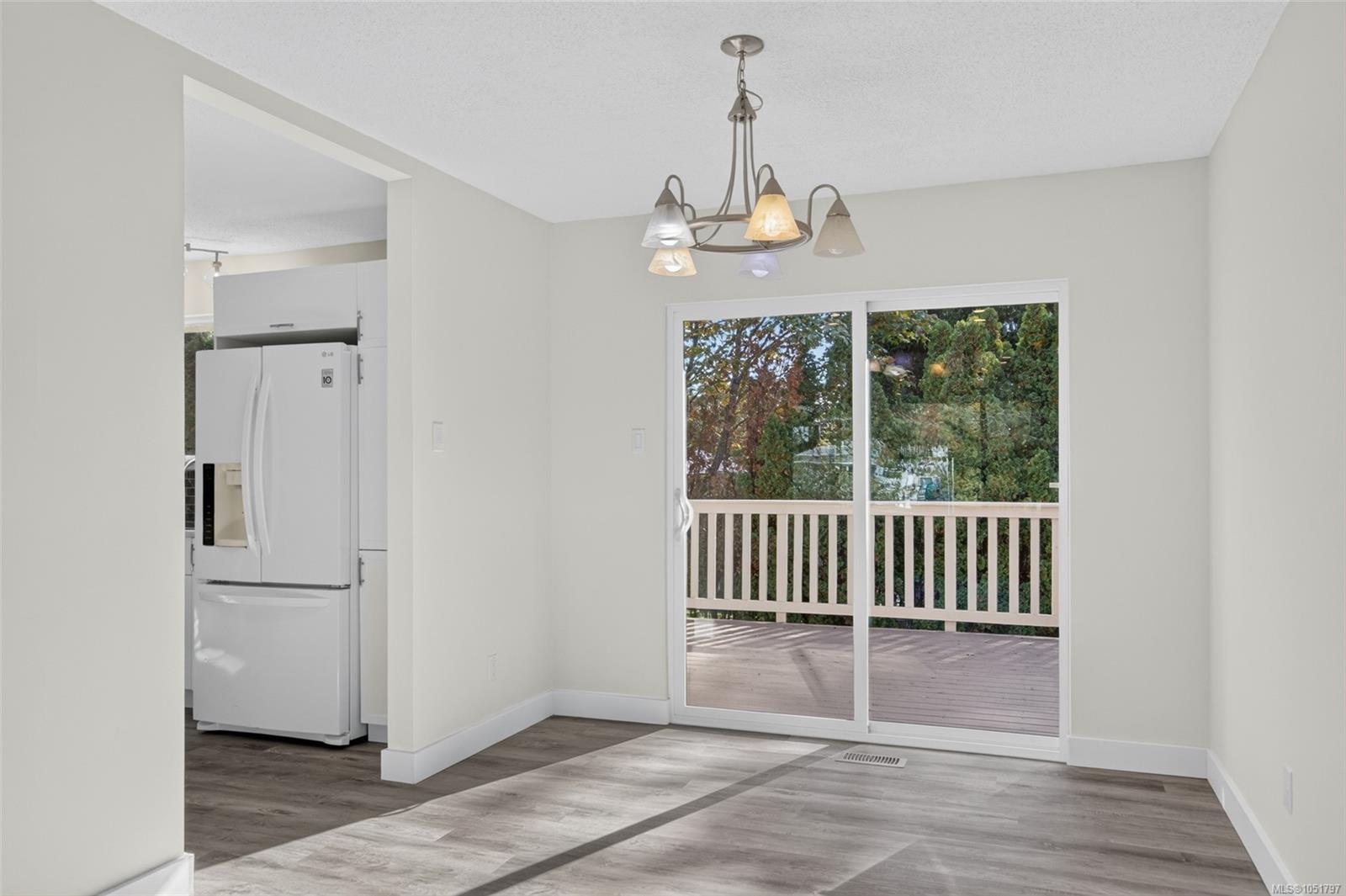 1665 Dingwall Rd — listing photo 6 of 31