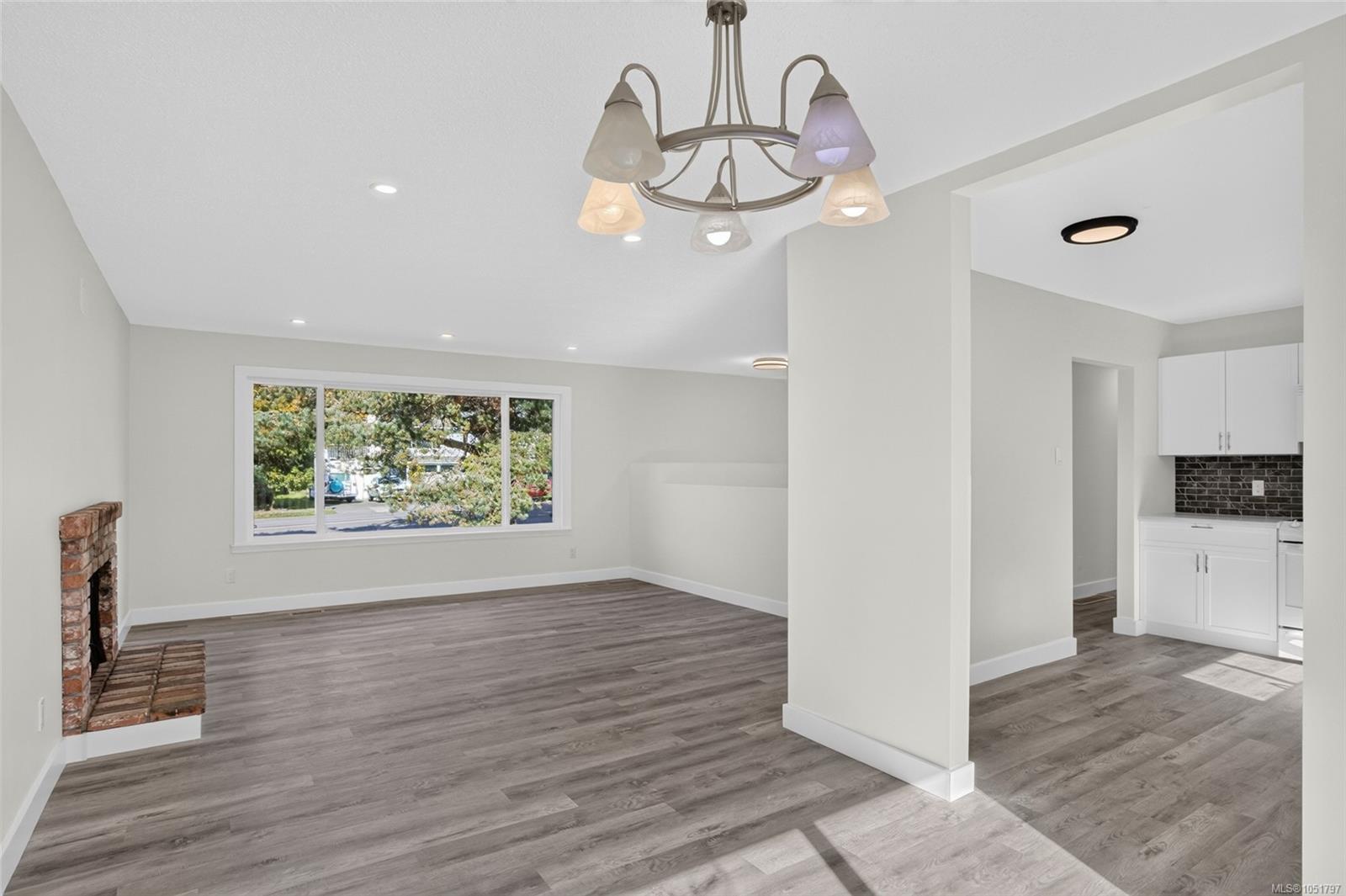 1665 Dingwall Rd — listing photo 7 of 31