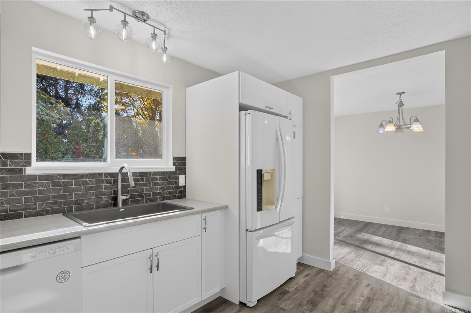 1665 Dingwall Rd — listing photo 8 of 31