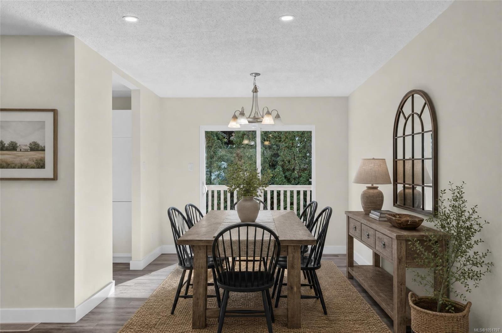1665 Dingwall Rd — listing photo 9 of 31