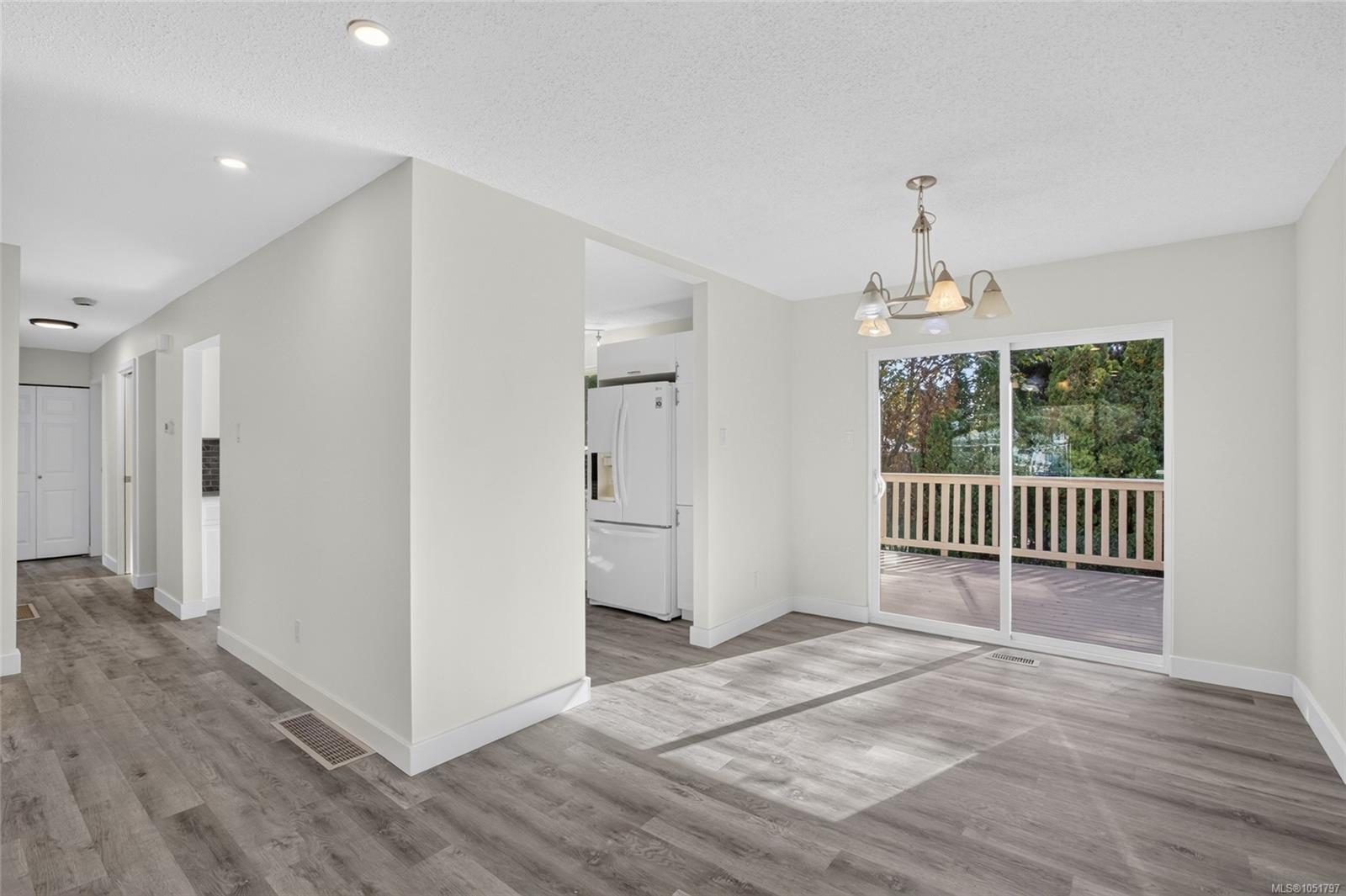 1665 Dingwall Rd — listing photo 10 of 31