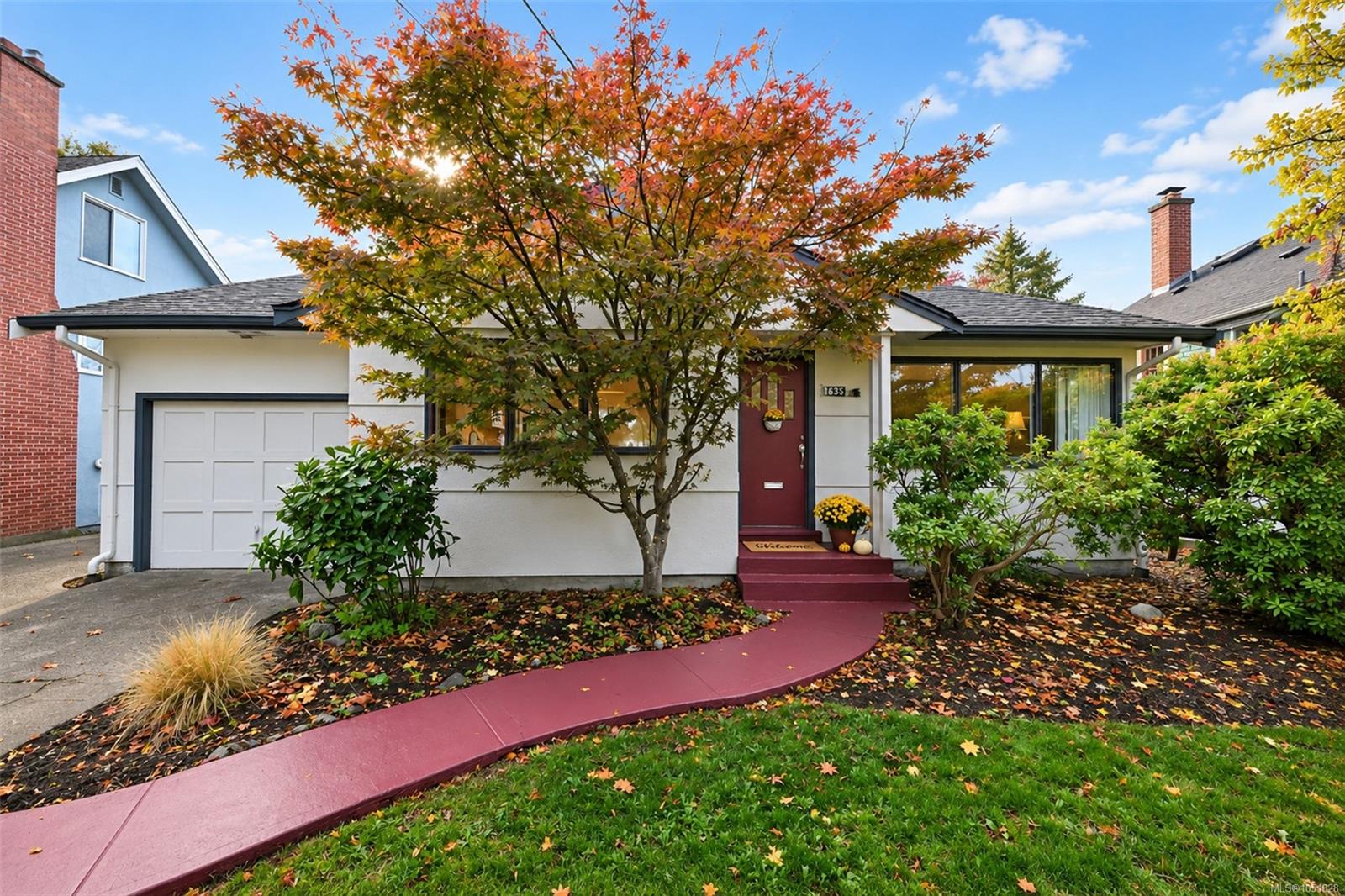 1635 Fairfield Rd, Victoria
