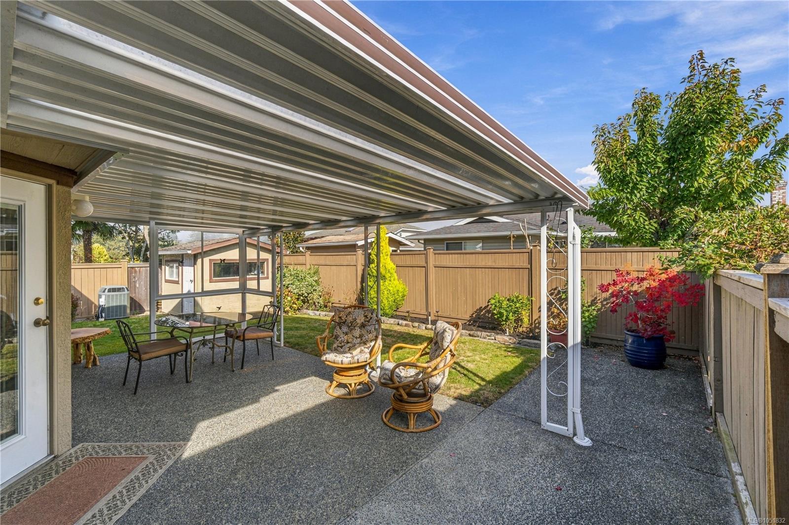568 Hampstead St — listing photo 12 of 53