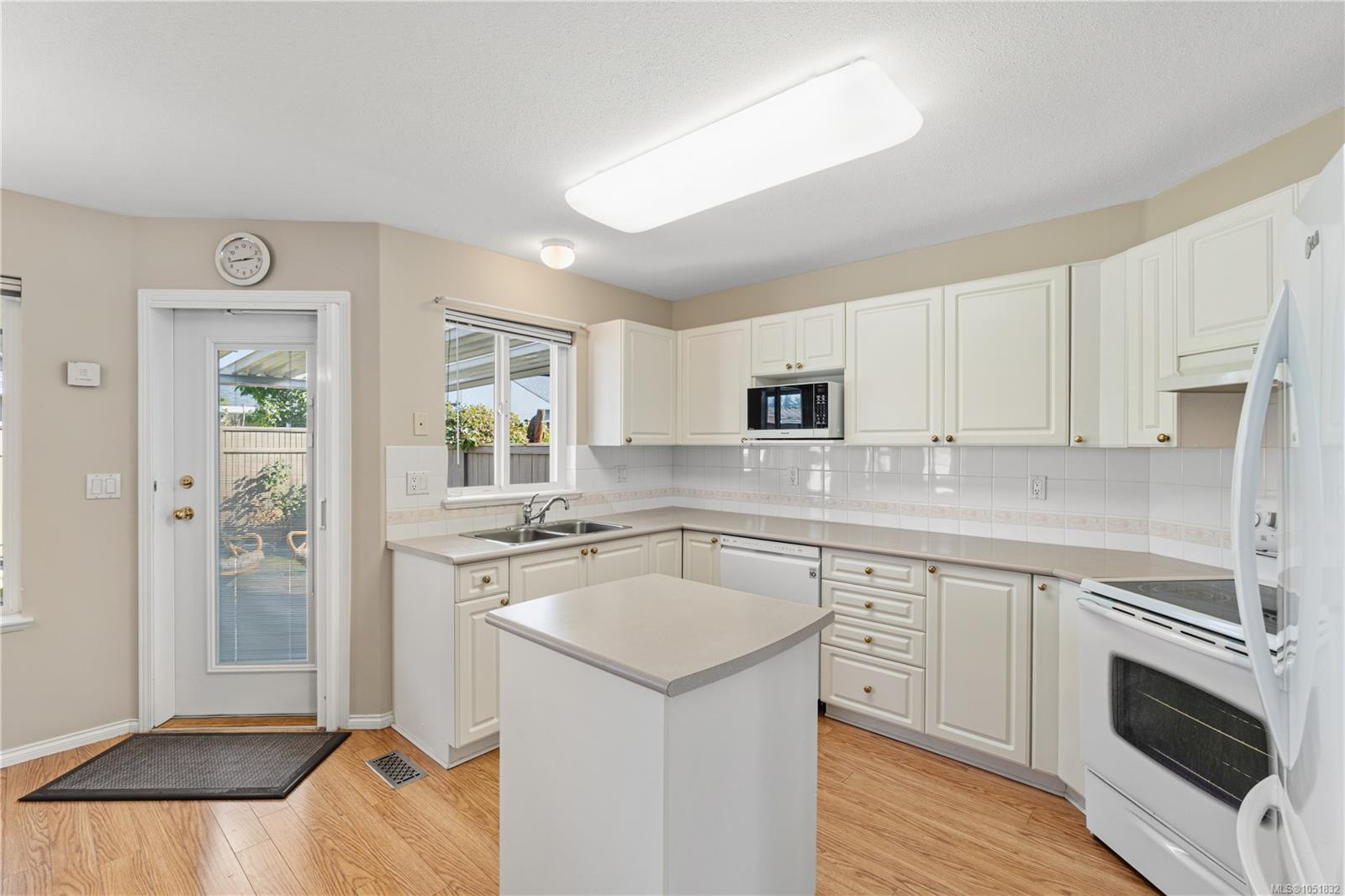 568 Hampstead St — listing photo 4 of 53